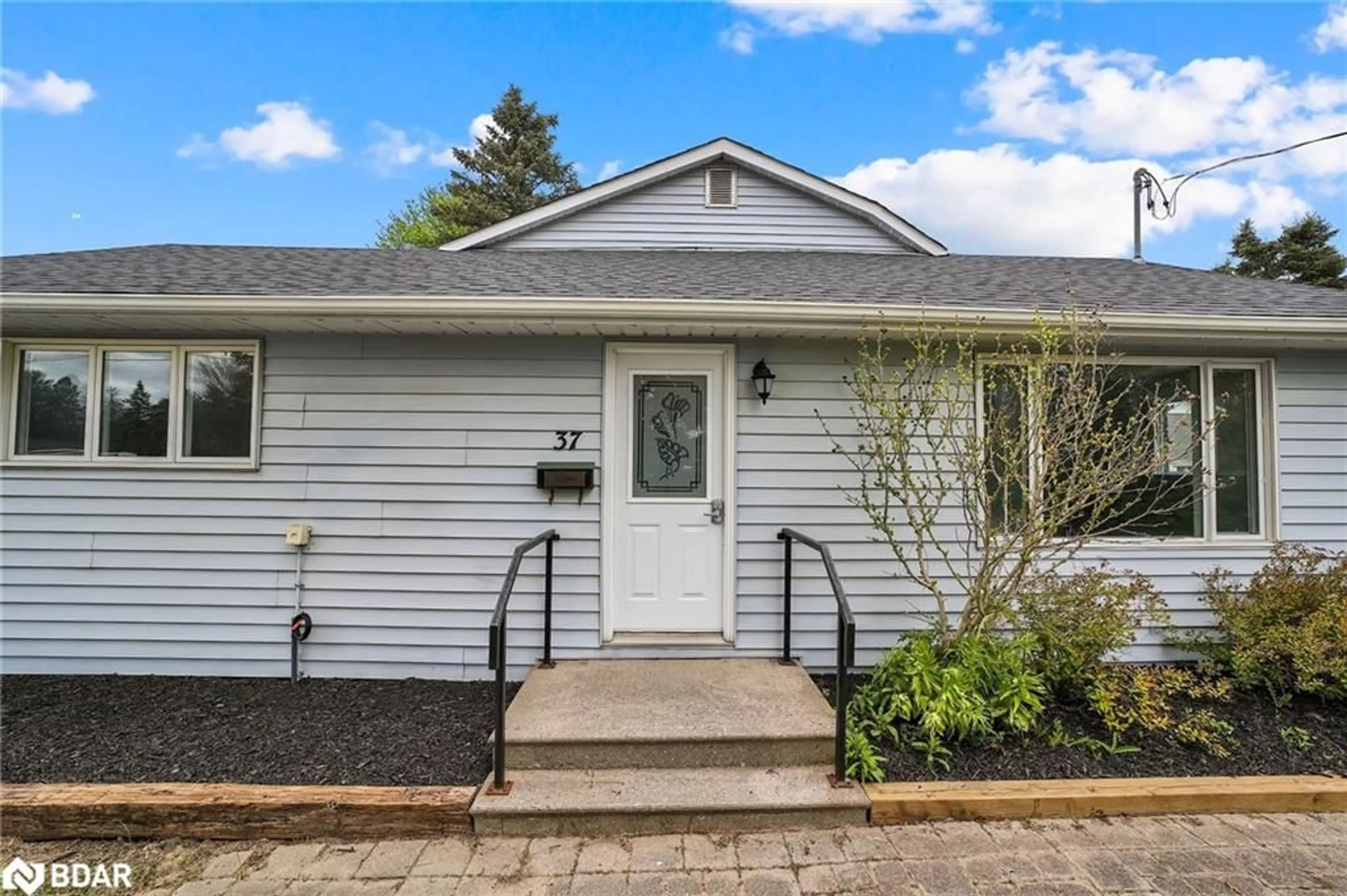 Home with vinyl exterior material, street for 37 Tottenham Rd, Alliston Ontario L9R 1J9