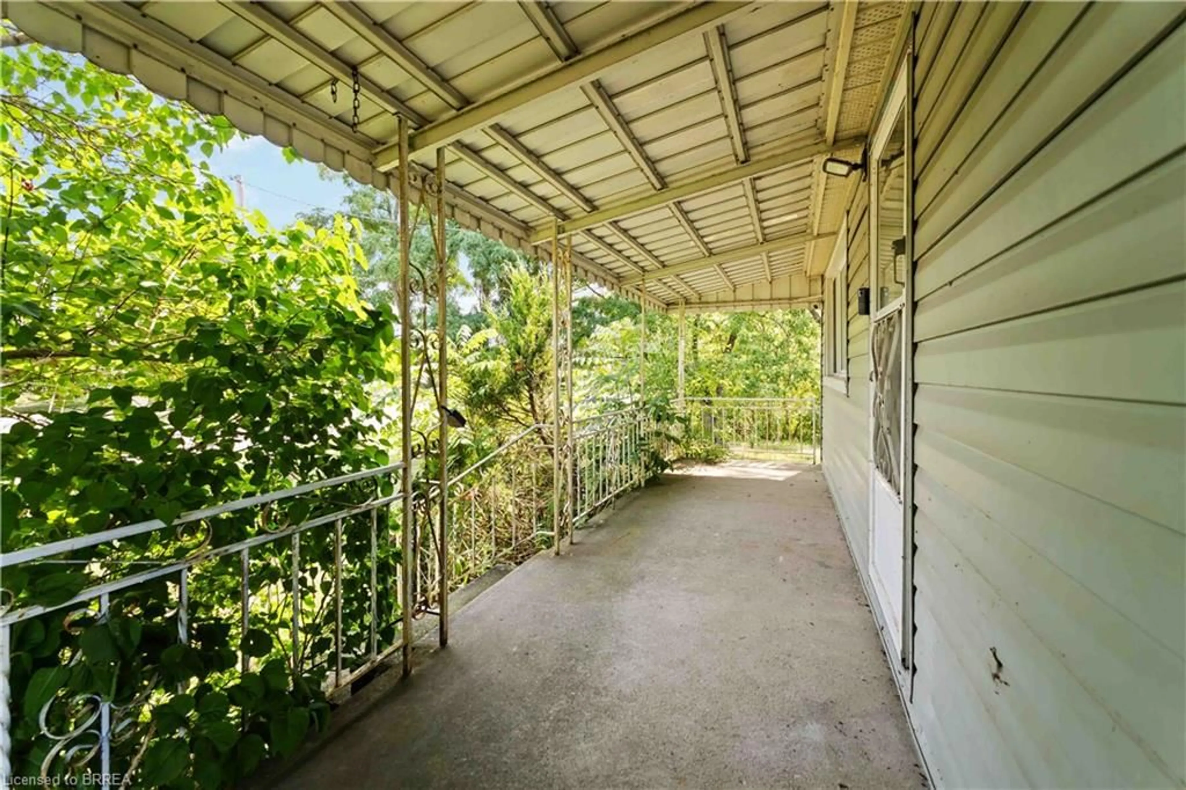 Patio, street for 1032 Mud St, Stoney Creek Ontario L8J 3E3