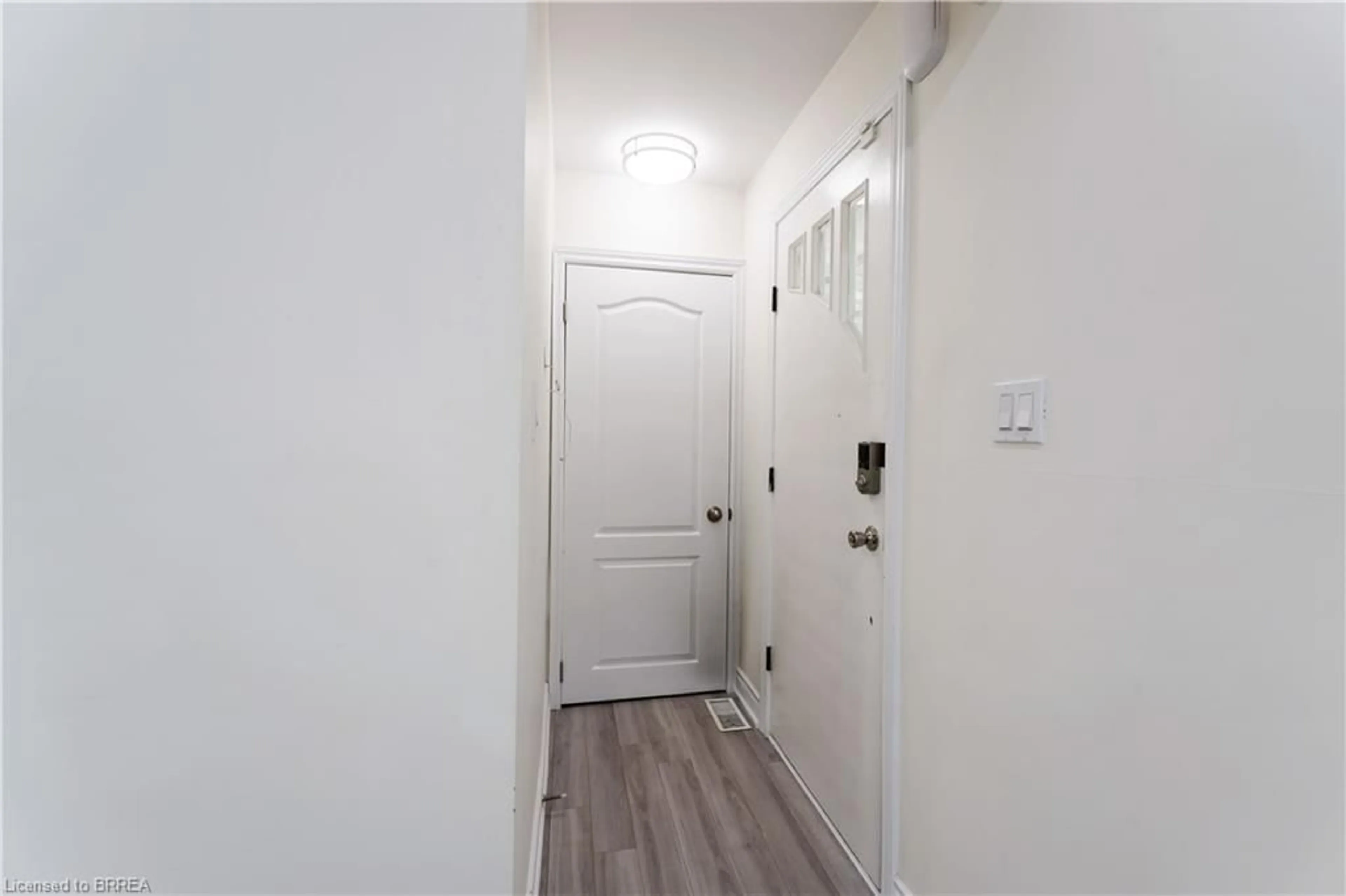 Indoor entryway for 1032 Mud St, Stoney Creek Ontario L8J 3E3