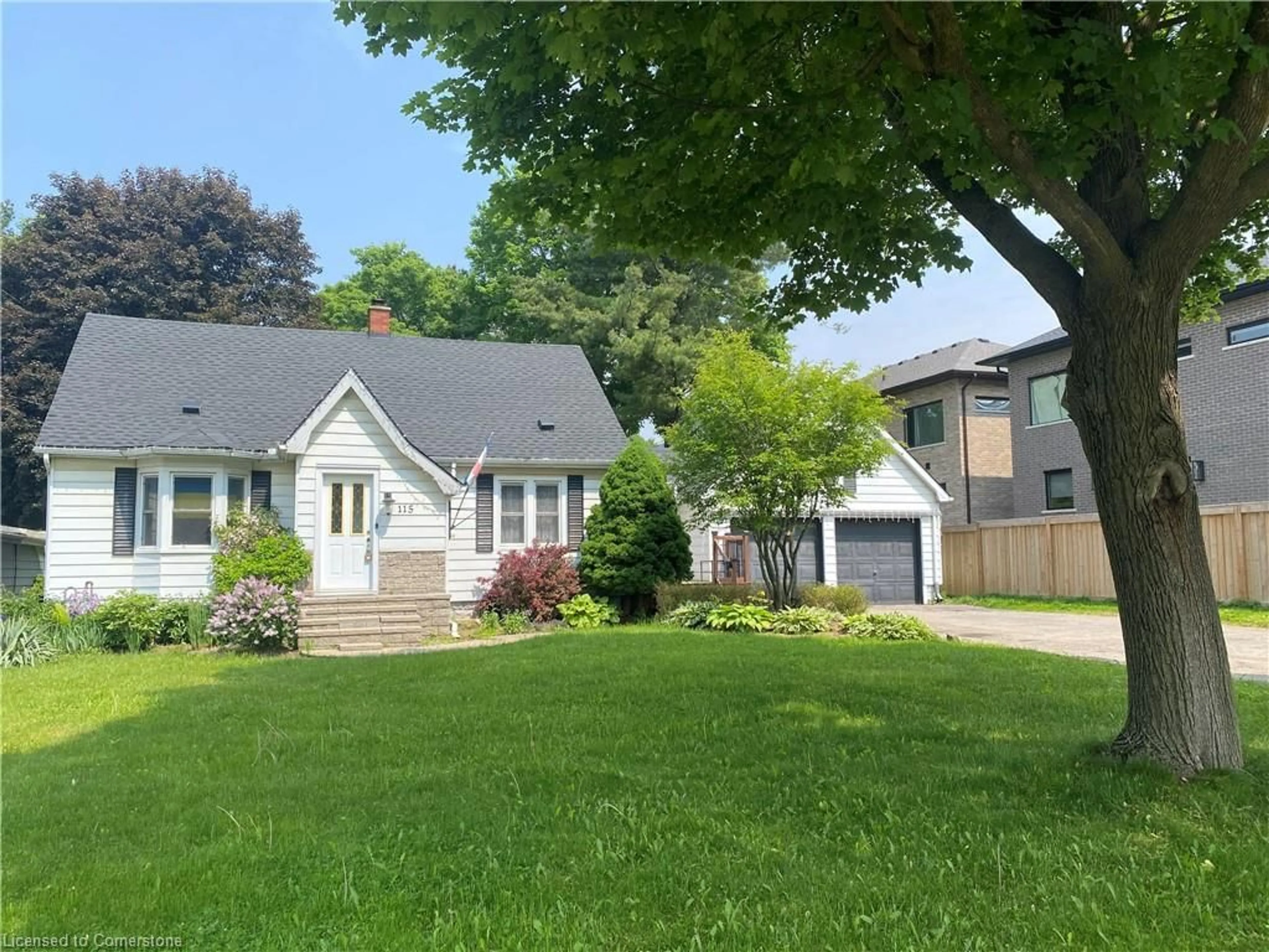 A pic from outside/outdoor area/front of a property/back of a property/a pic from drone, street for 111-115 Fiddlers Green Rd, Ancaster Ontario L9G 4V5