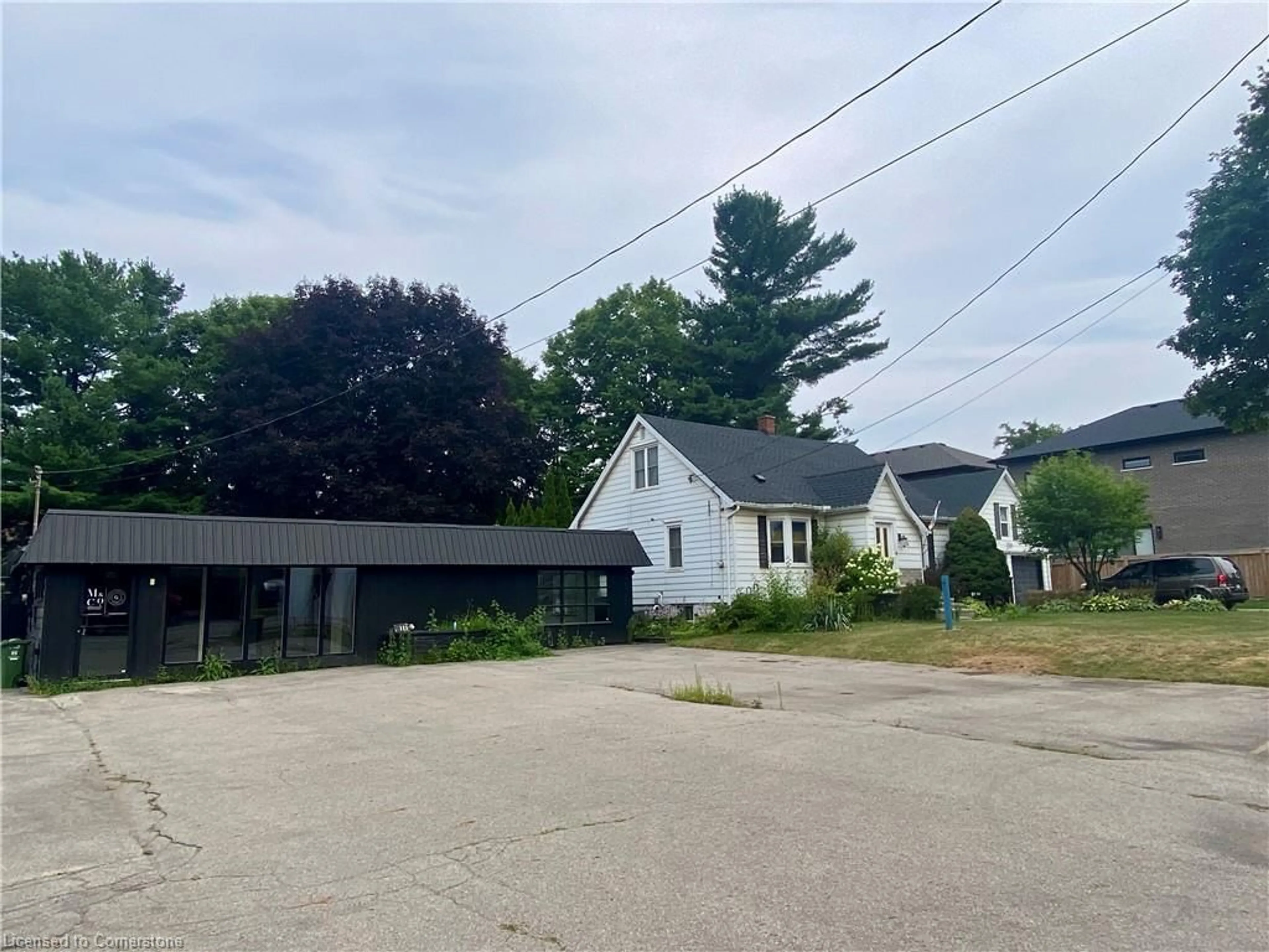 A pic from outside/outdoor area/front of a property/back of a property/a pic from drone, street for 111-115 Fiddlers Green Rd, Ancaster Ontario L9G 4V5