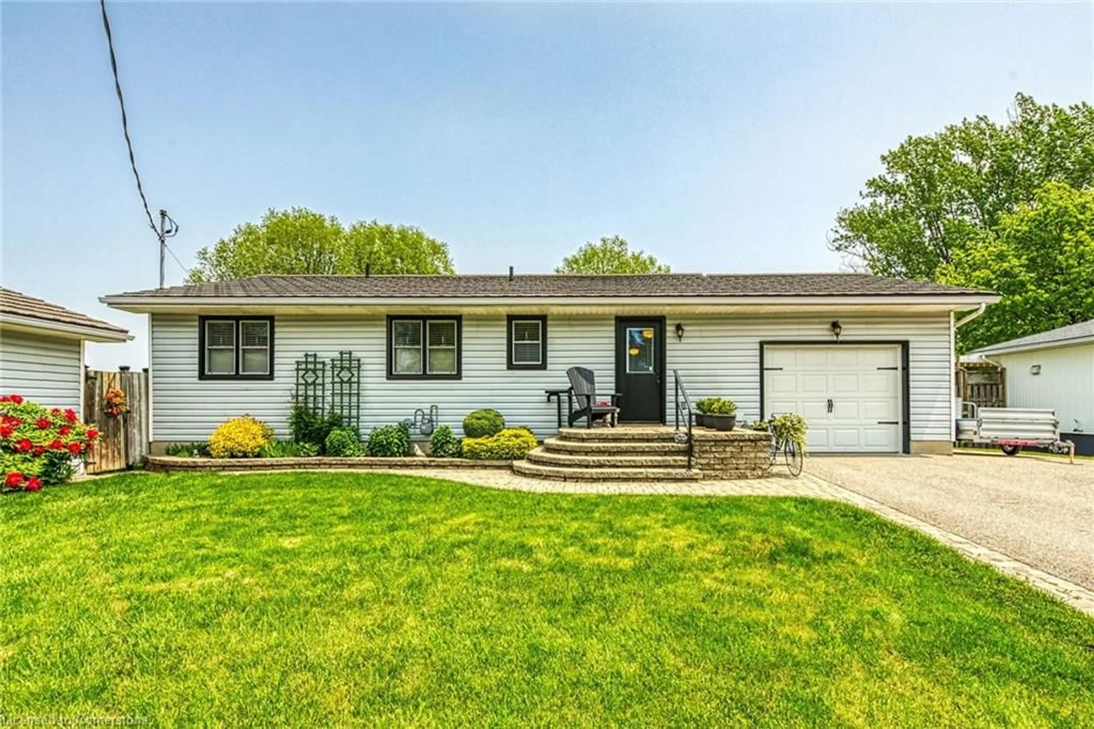 Home with vinyl exterior material, street for 92 Hoover Point Lane, Selkirk Ontario N0A 1P0