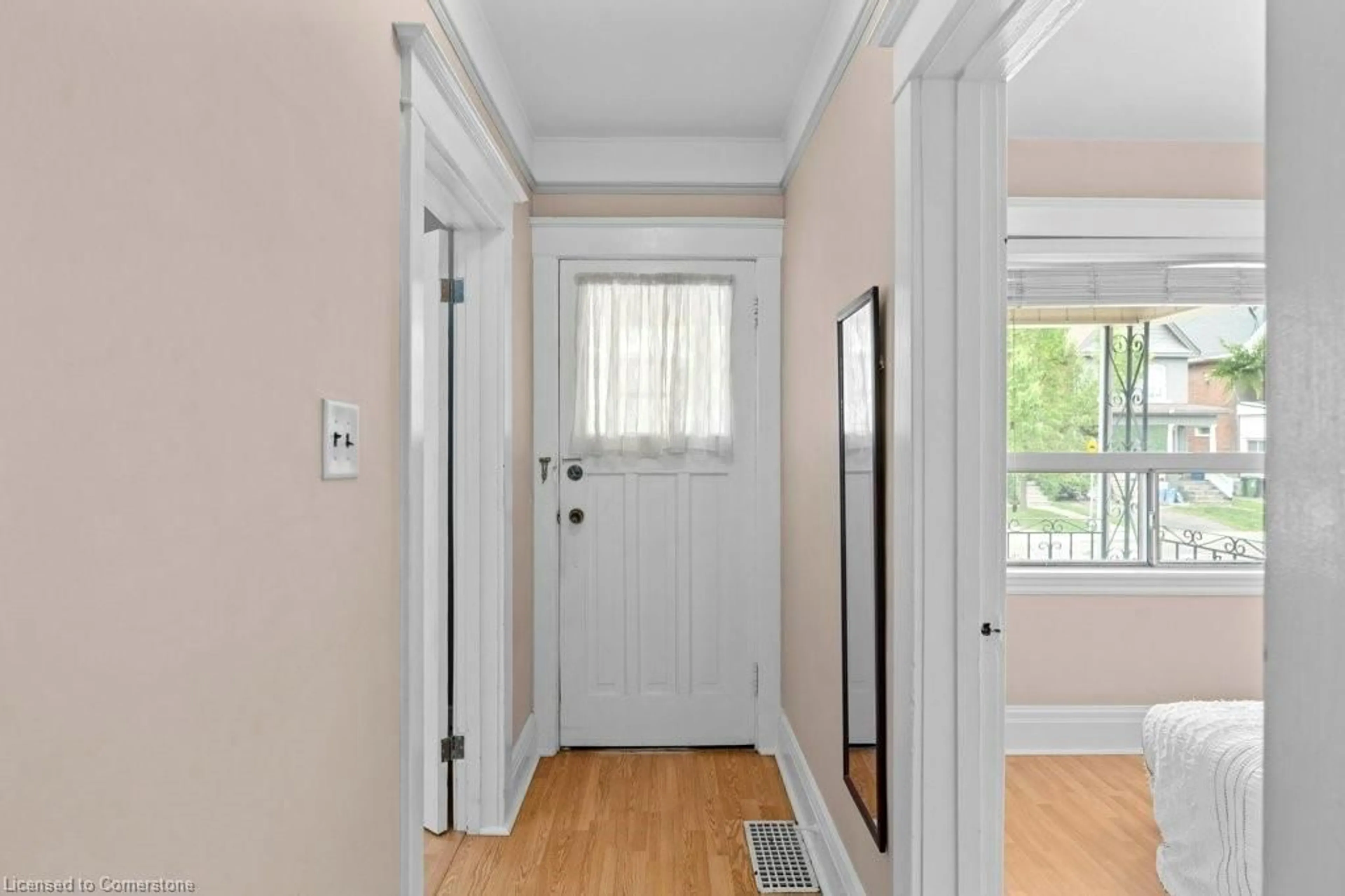Indoor entryway for 276 Balmoral Ave, Hamilton Ontario L8L 7S3
