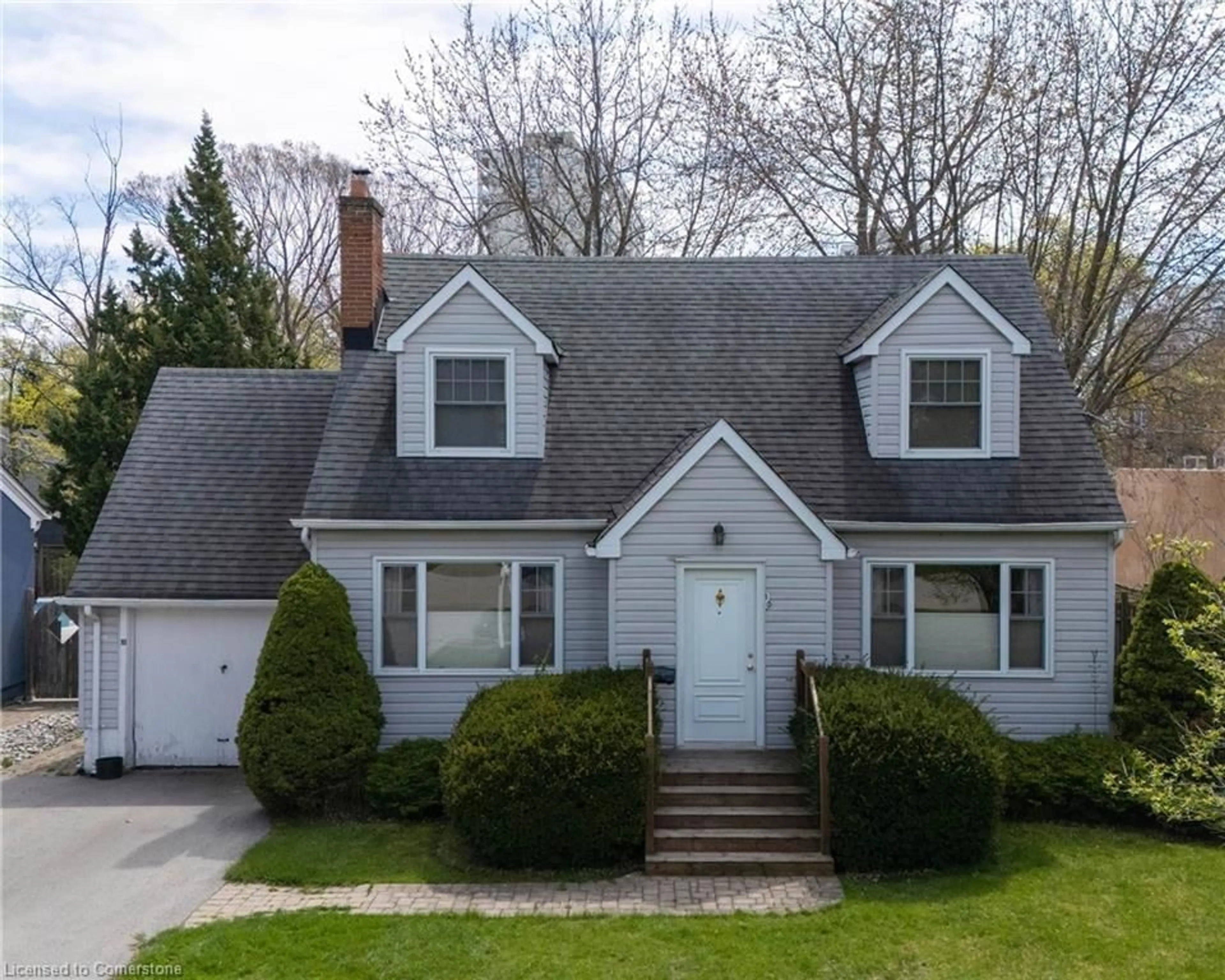 Home with vinyl exterior material, street for 10 Highland Rd, Oakville Ontario L6K 1S7