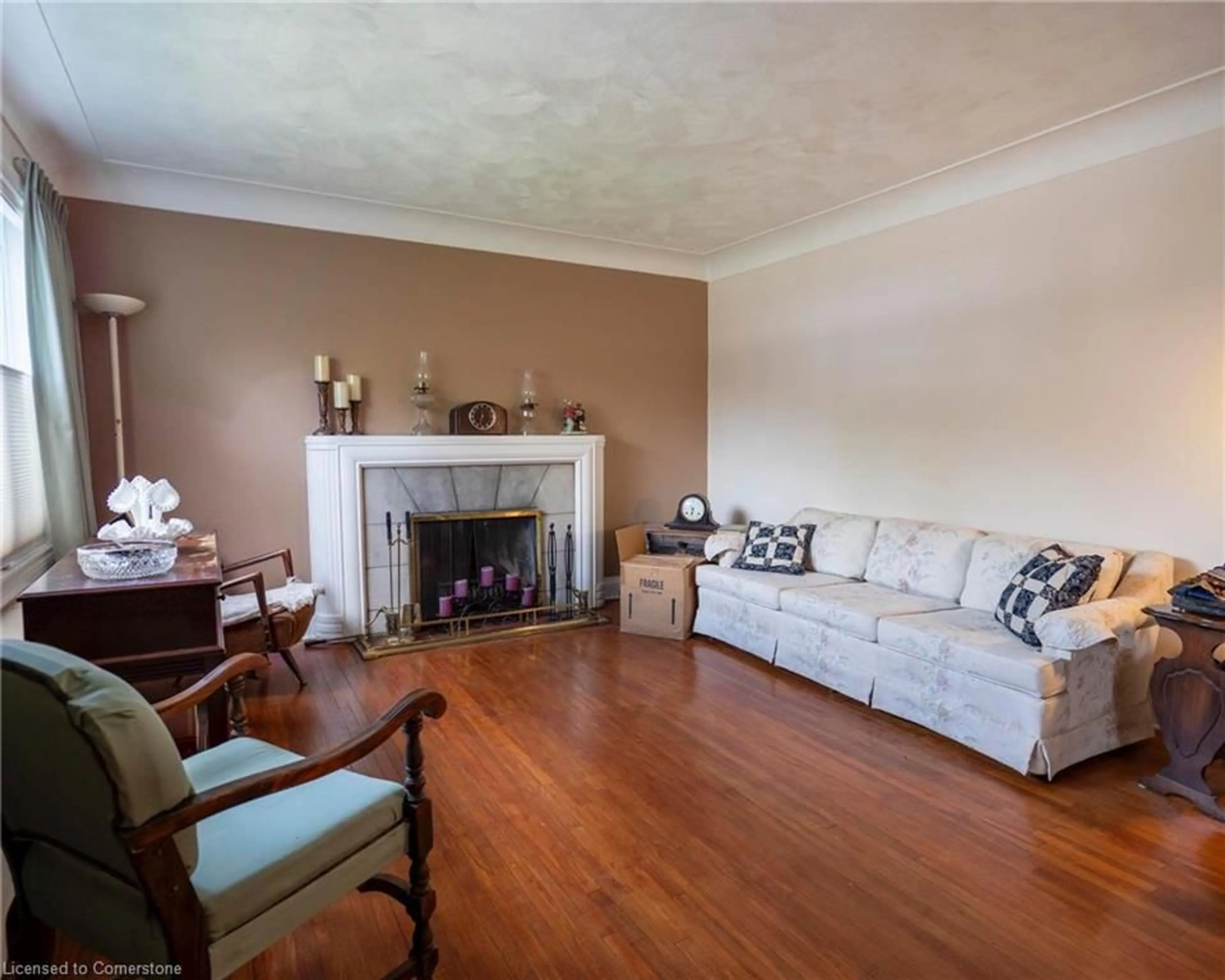 Living room with furniture, unknown for 10 Highland Rd, Oakville Ontario L6K 1S7