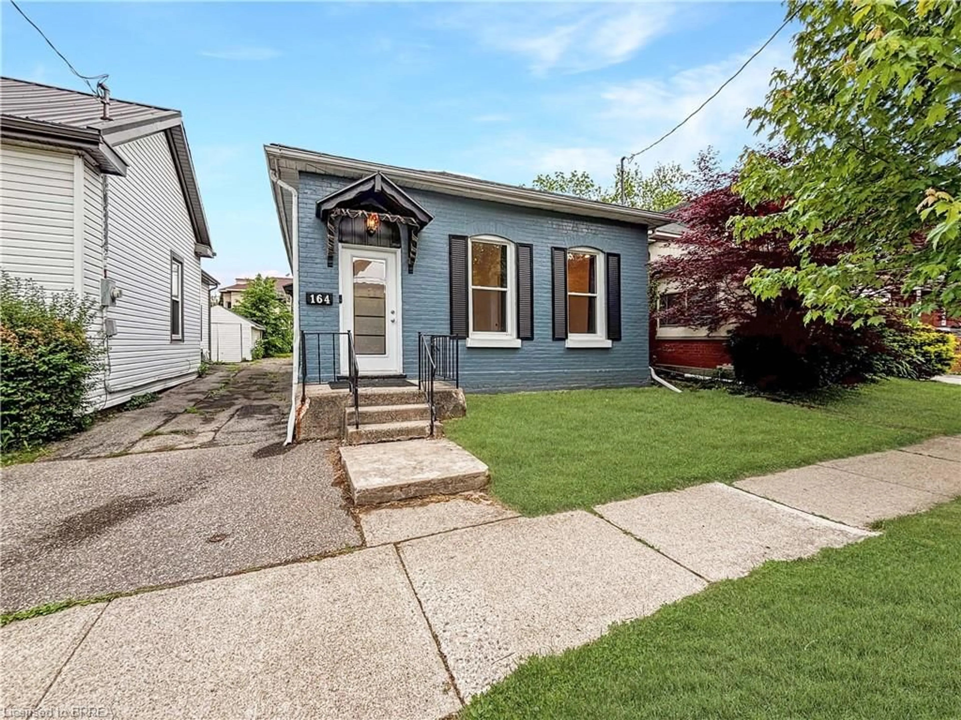 Home with vinyl exterior material, street for 164 Nelson St, Brantford Ontario N3S 4B6