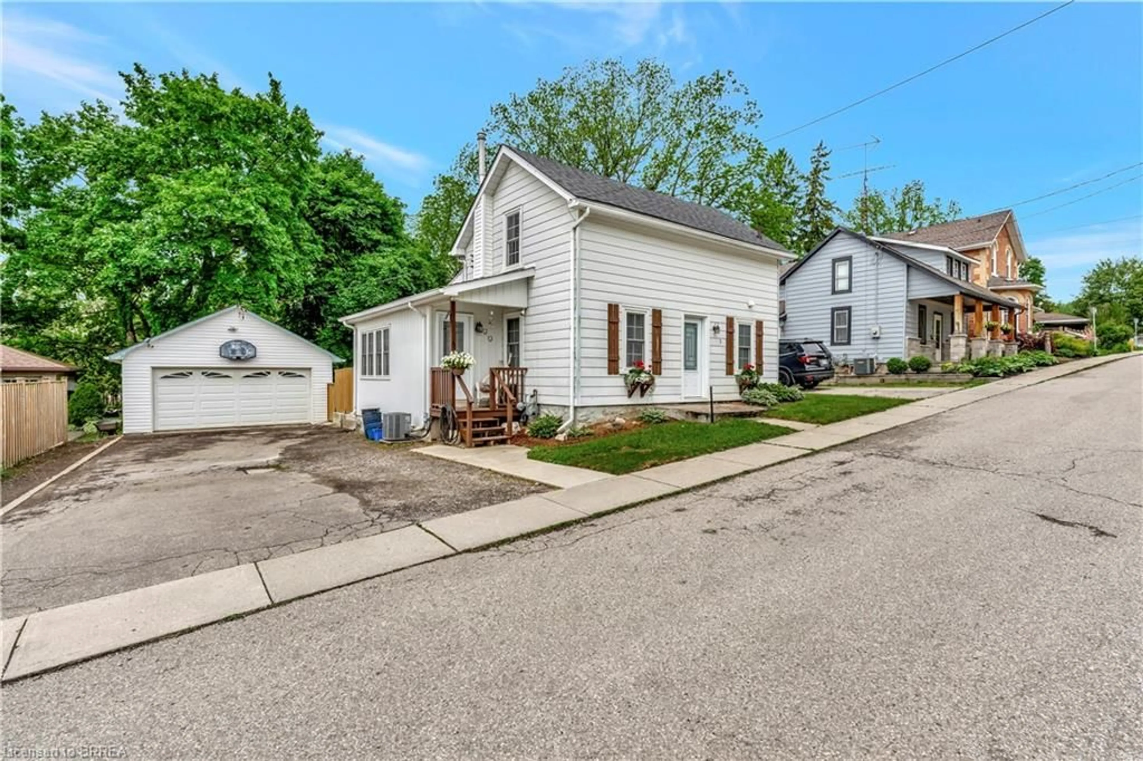 A pic from outside/outdoor area/front of a property/back of a property/a pic from drone, street for 9 Lorimer St, St. George Ontario N03 1N0