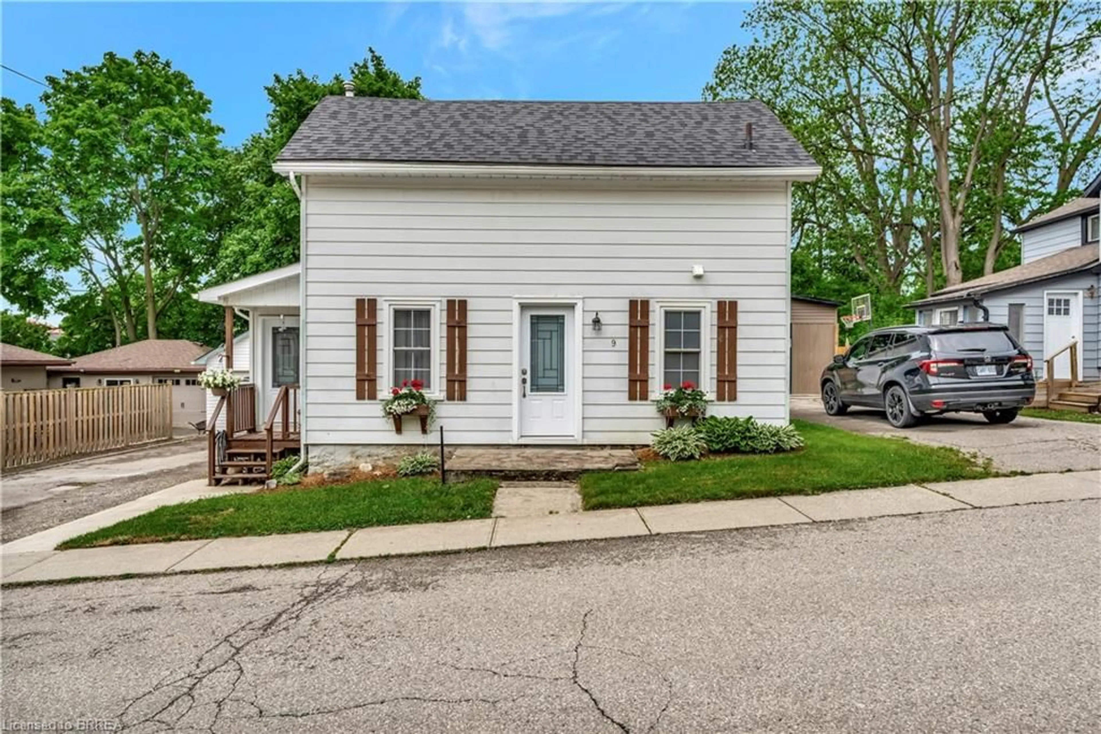 Home with vinyl exterior material, street for 9 Lorimer St, St. George Ontario N03 1N0