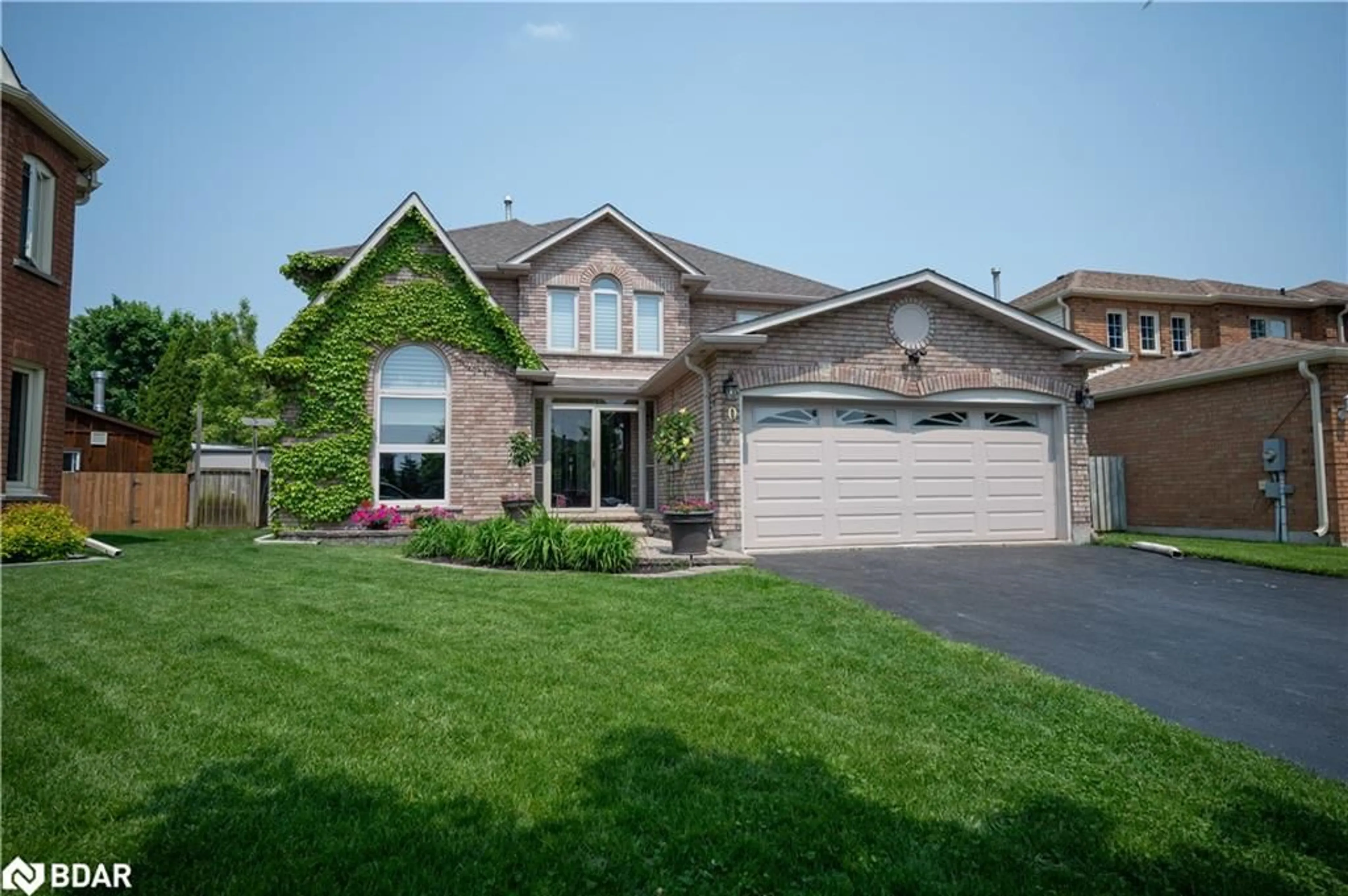 Home with brick exterior material, street for 10 Gordon Crt, Barrie Ontario L4N 7A4