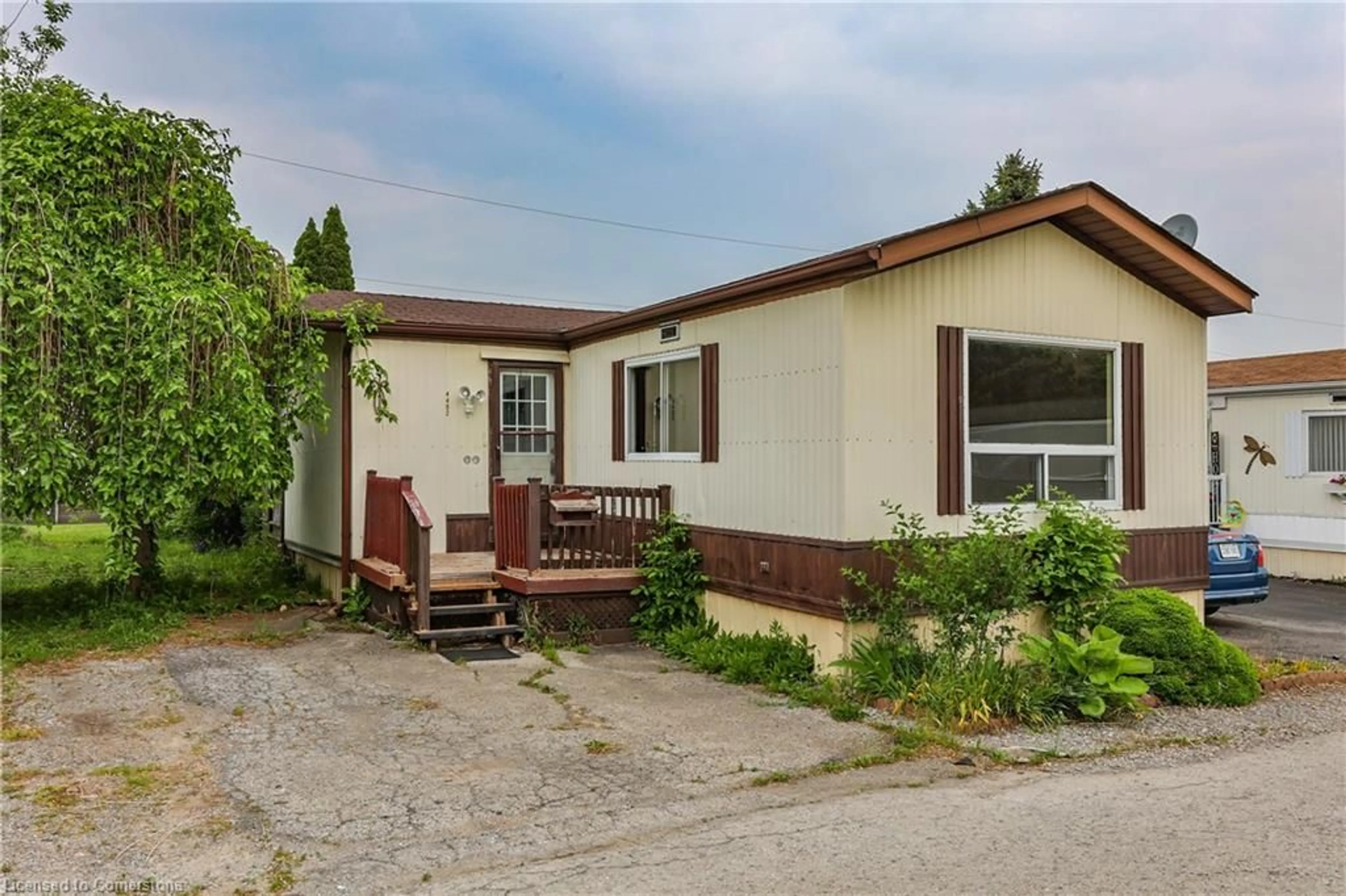 Home with vinyl exterior material, street for 4452 Jonathan Lane, Beamsville Ontario L0R 1B1