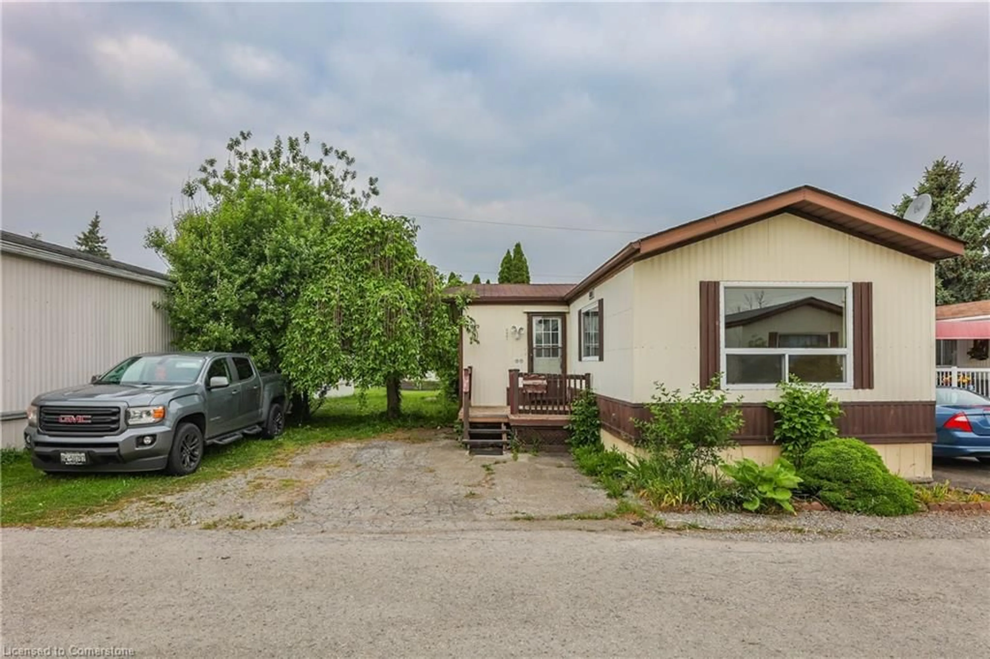 A pic from outside/outdoor area/front of a property/back of a property/a pic from drone, street for 4452 Jonathan Lane, Beamsville Ontario L0R 1B1
