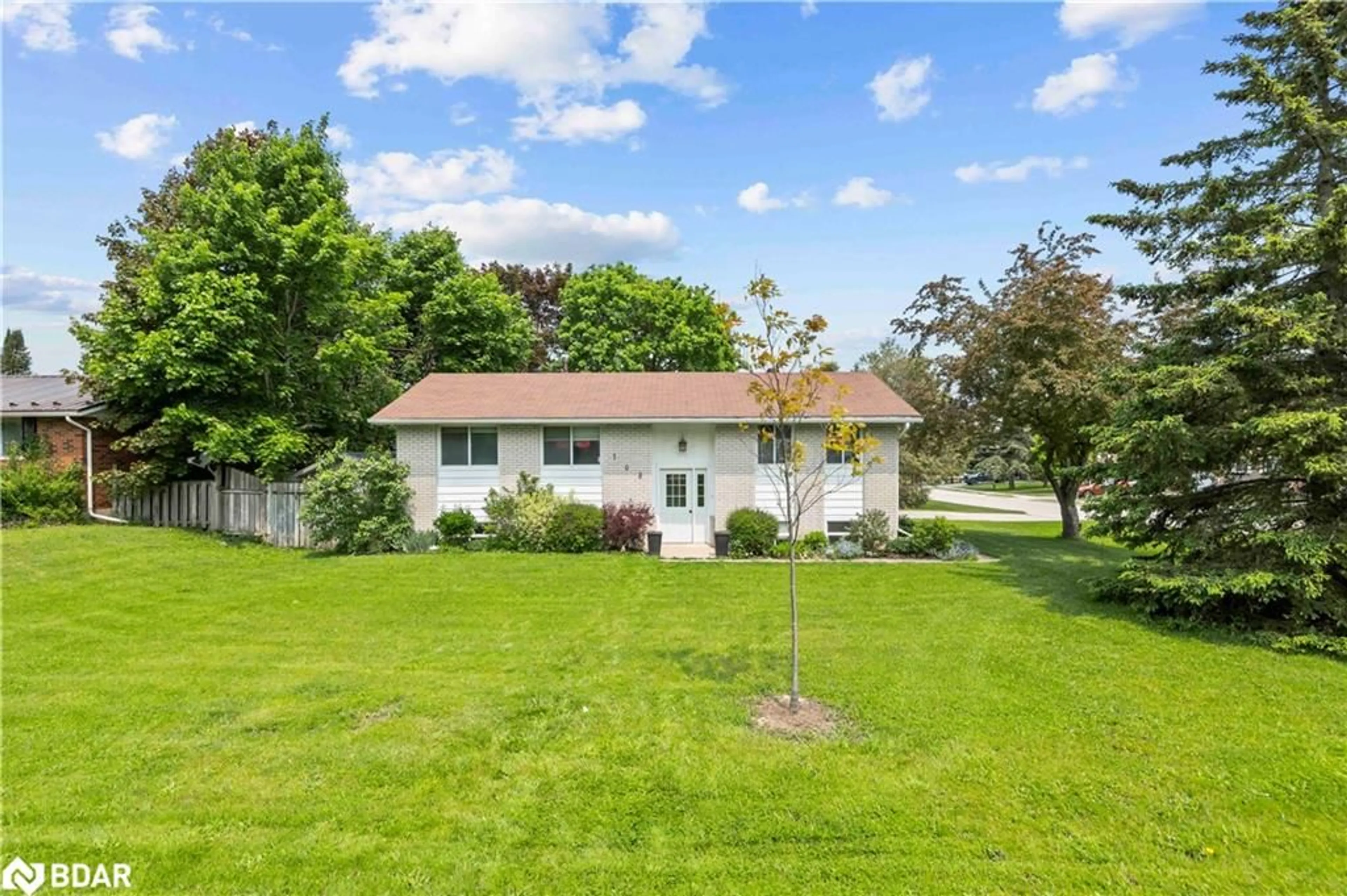 A pic from outside/outdoor area/front of a property/back of a property/a pic from drone, unknown for 108 Jane Street St, Shelburne Ontario L9V 2W8