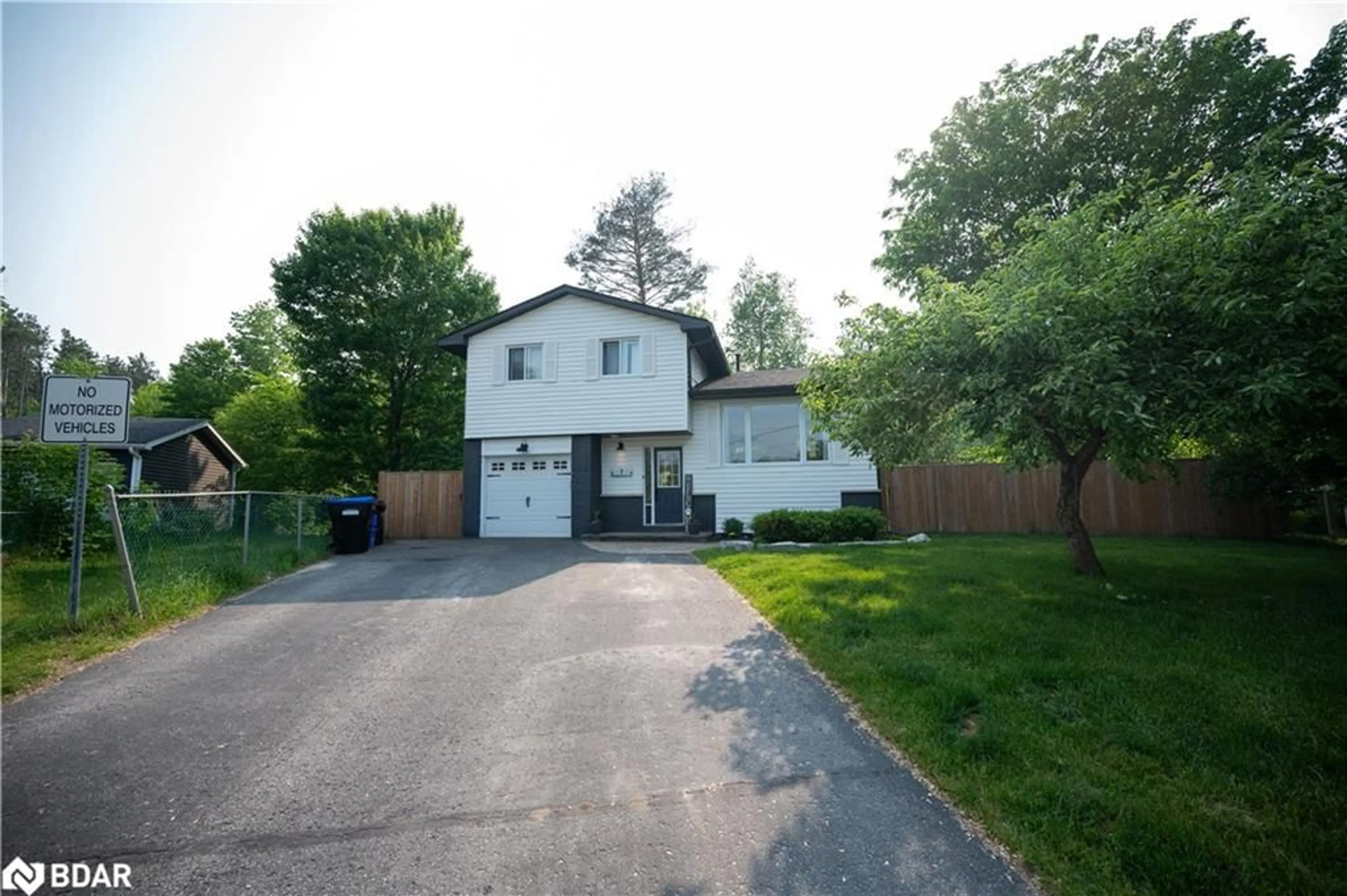 A pic from outside/outdoor area/front of a property/back of a property/a pic from drone, street for 7 Ashburton Cres, Angus Ontario L0M 1B0