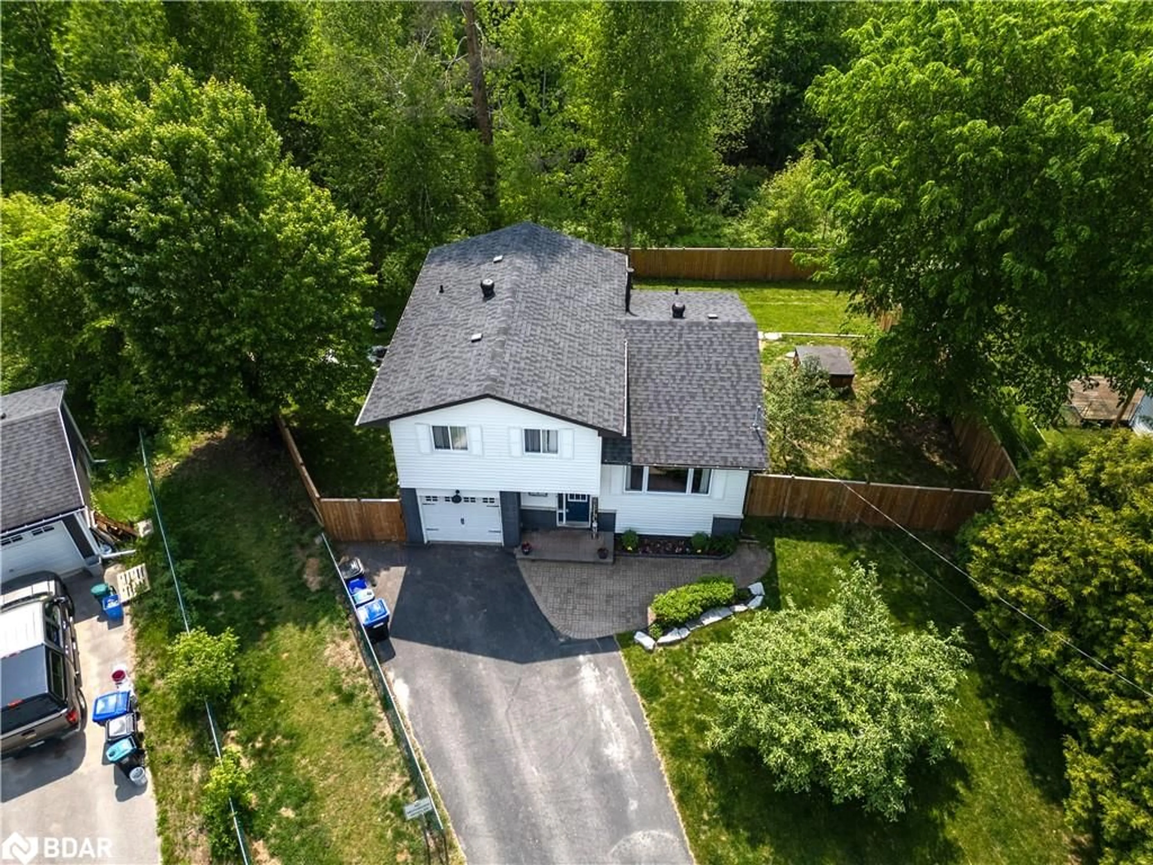 A pic from outside/outdoor area/front of a property/back of a property/a pic from drone, street for 7 Ashburton Cres, Angus Ontario L0M 1B0
