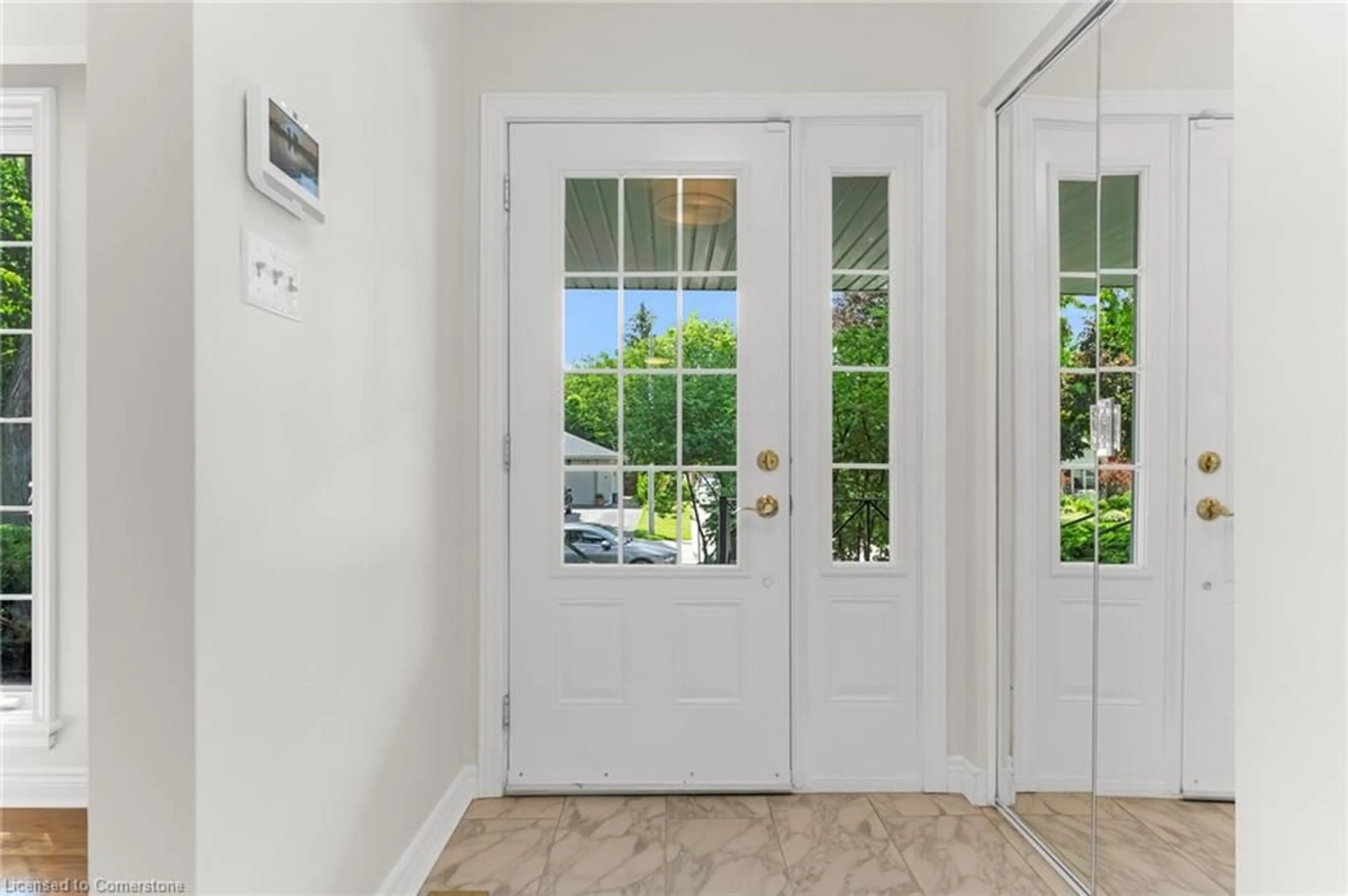 Indoor entryway for 15 Monarch Crt, Dundas Ontario L9H 3W2