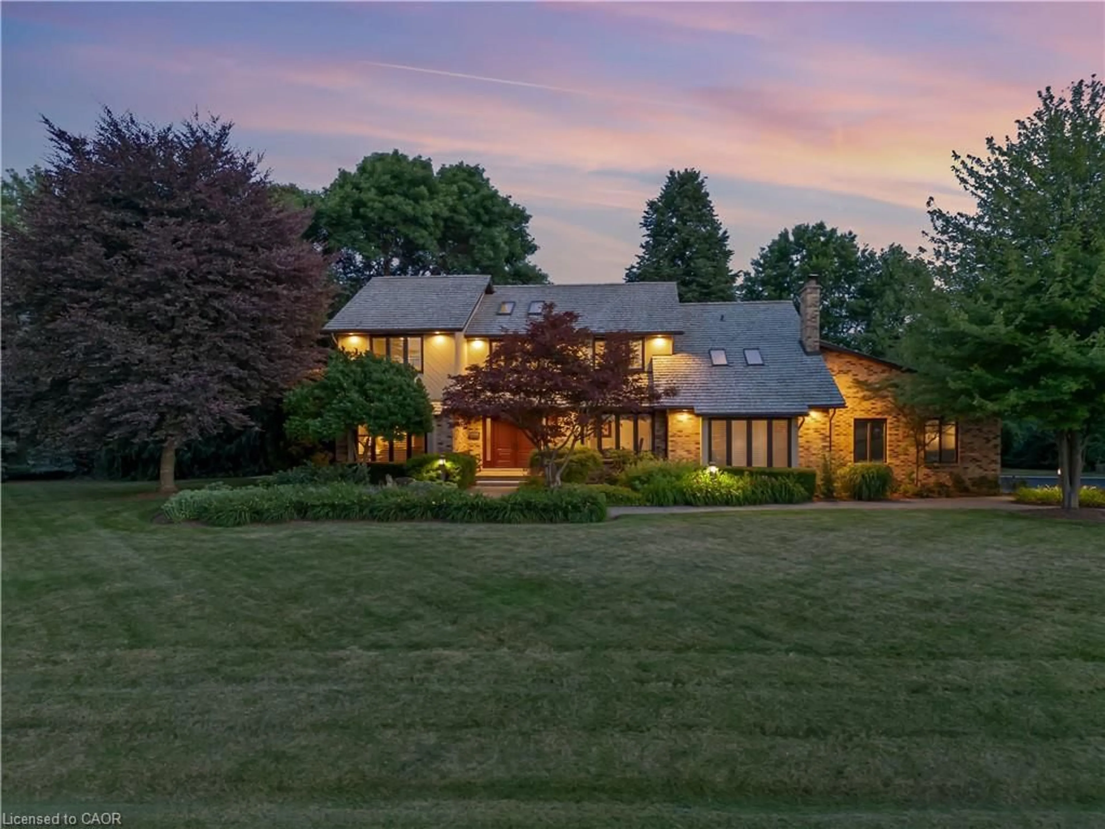 A pic from outside/outdoor area/front of a property/back of a property/a pic from drone, unknown for 8 Lochside Dr, Stoney Creek Ontario L8E 5T6