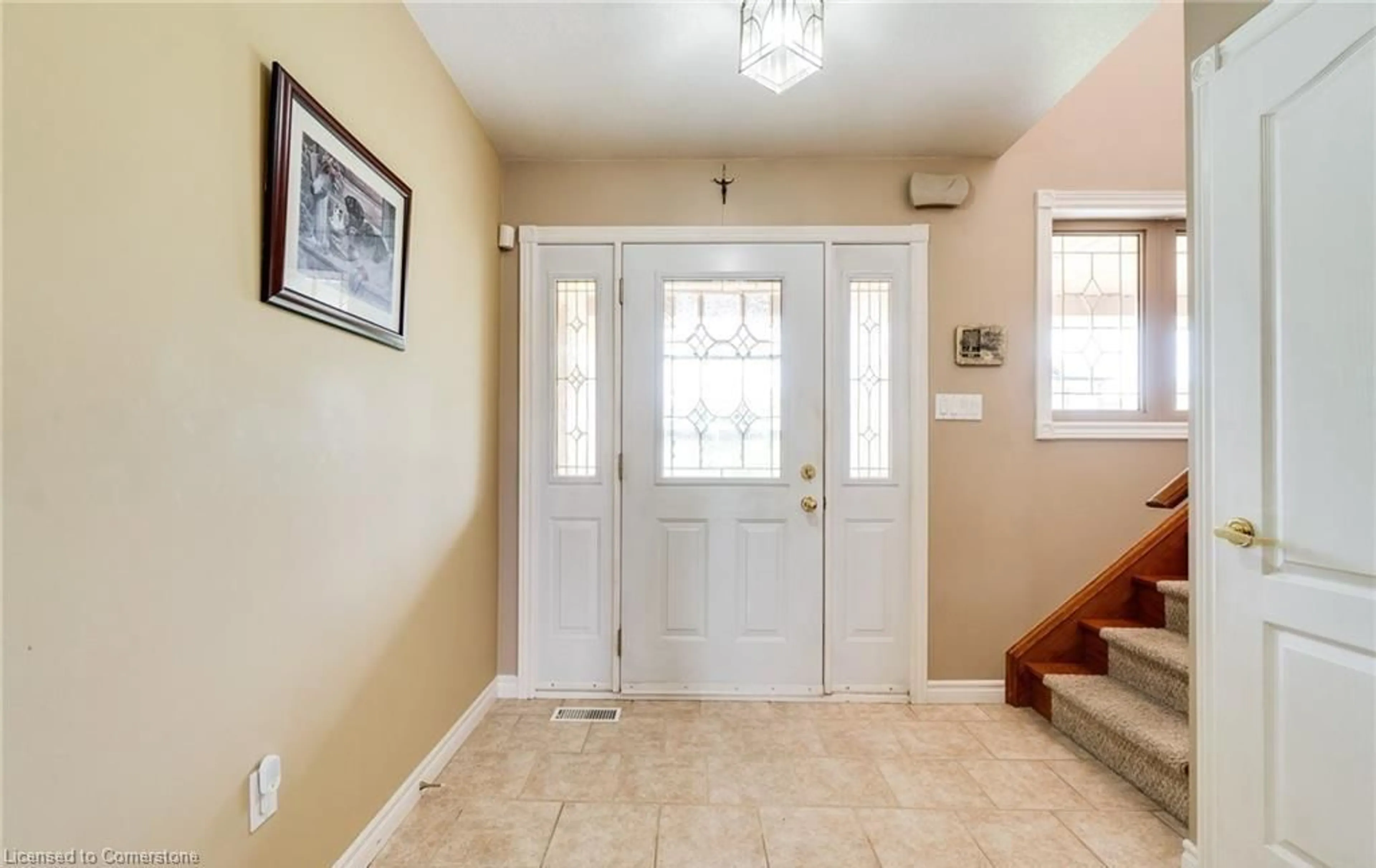 Indoor entryway for 10 Grassyplain Dr, Mount Hope Ontario L0R 1W0