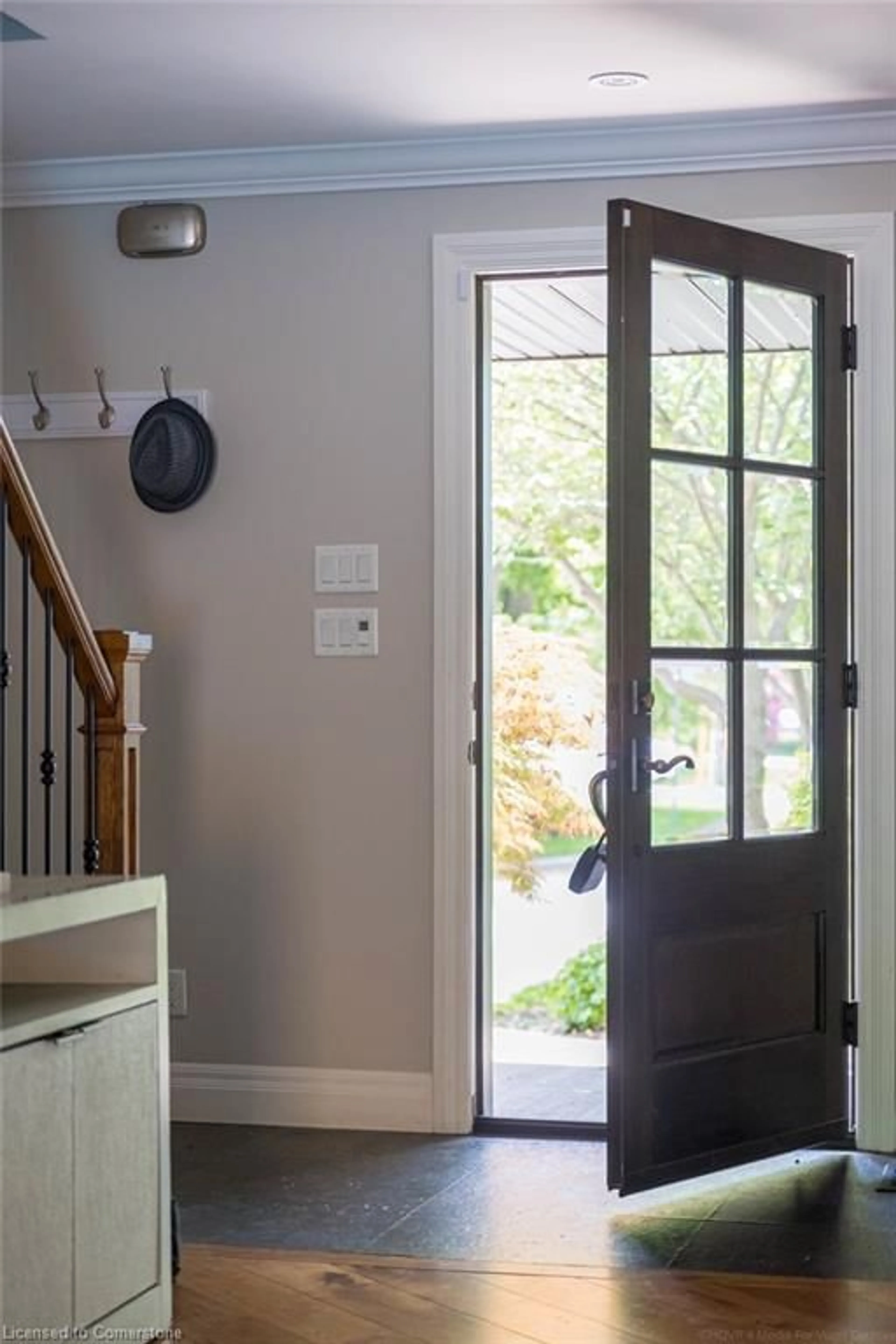 Indoor entryway for 277 Lakeview Ave, Burlington Ontario L7N 1Y7