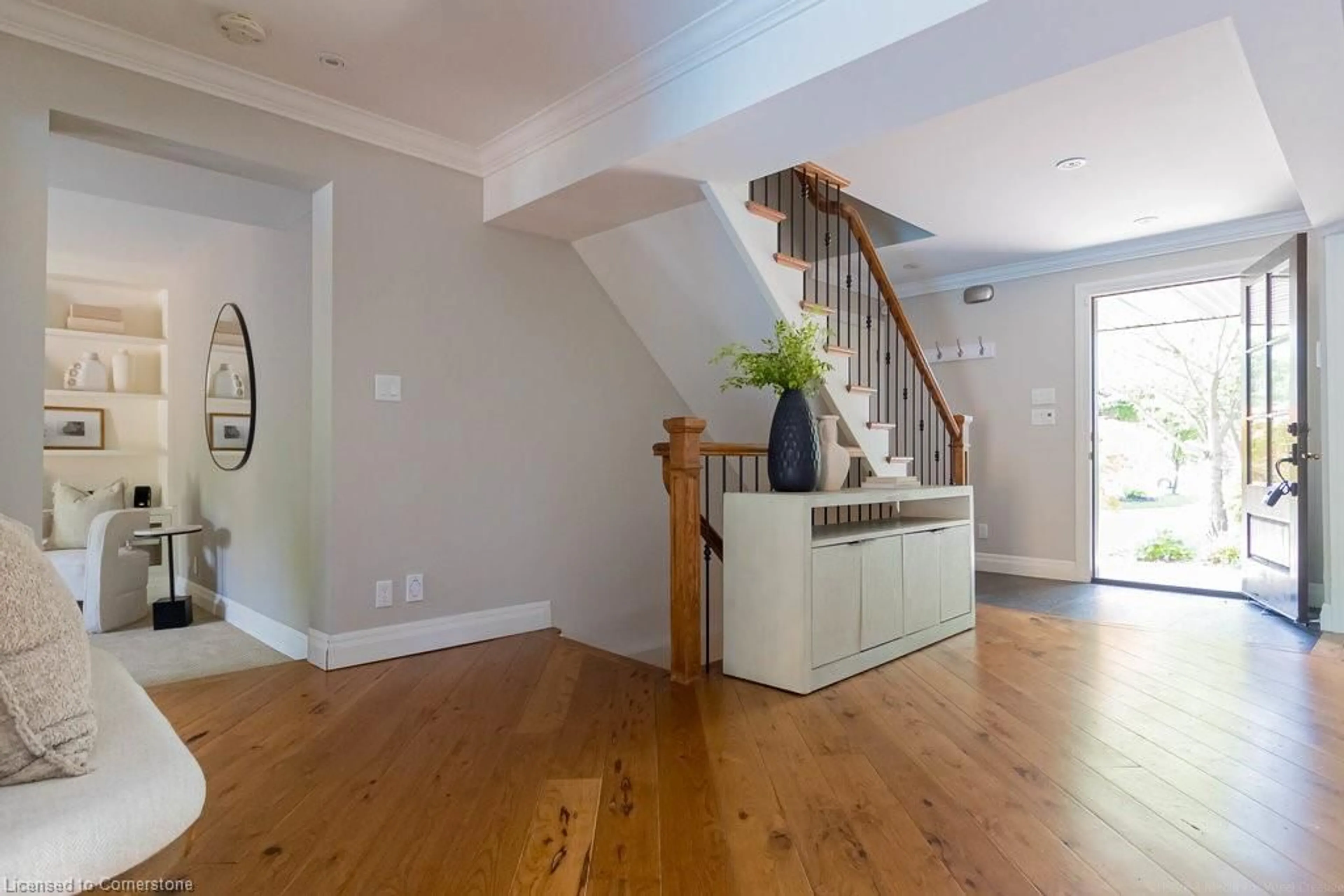 Indoor entryway for 277 Lakeview Ave, Burlington Ontario L7N 1Y7