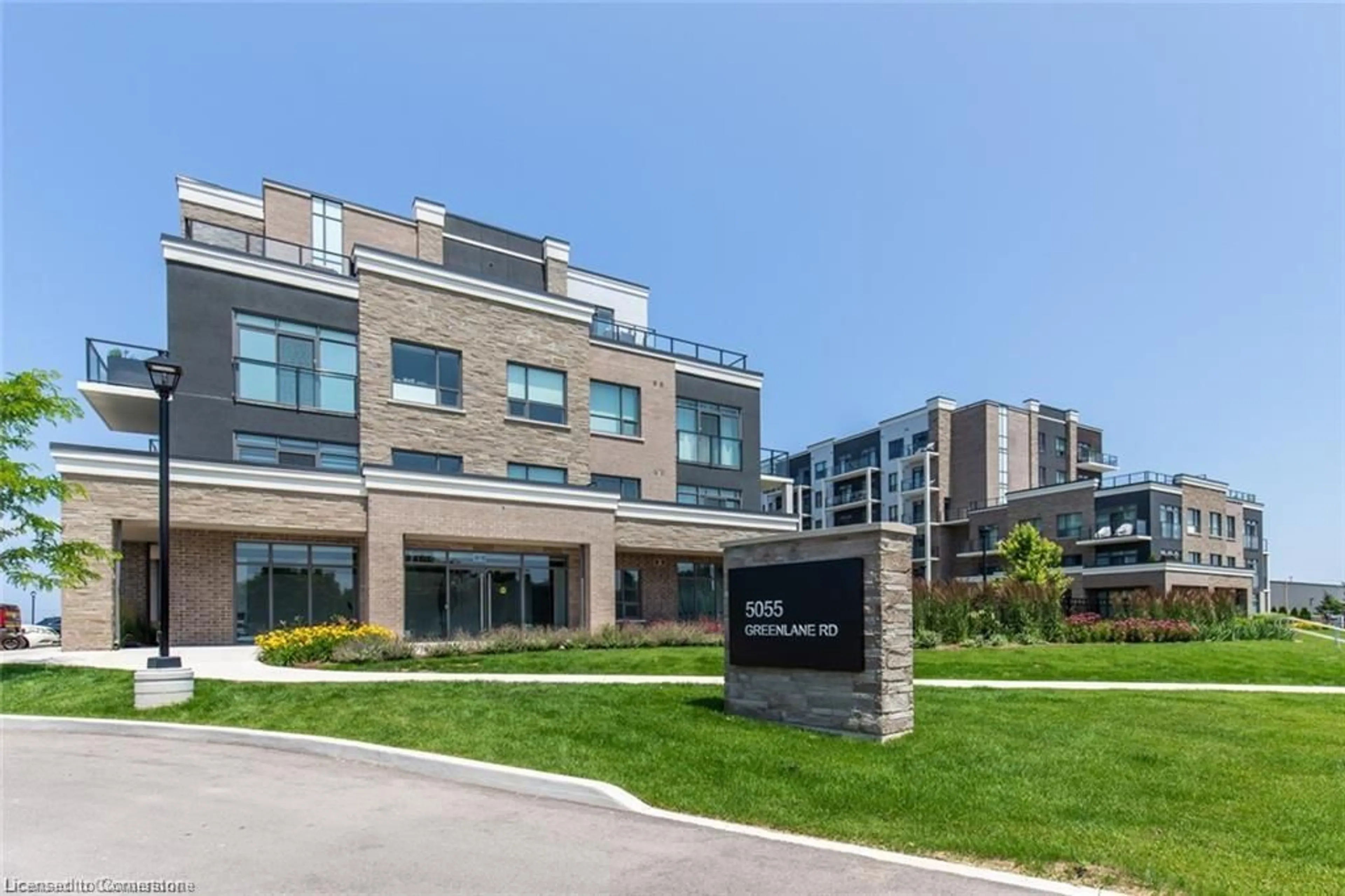 Indoor foyer for 5055 Greenlane Rd #632, Beamsville Ontario L3J 2J3