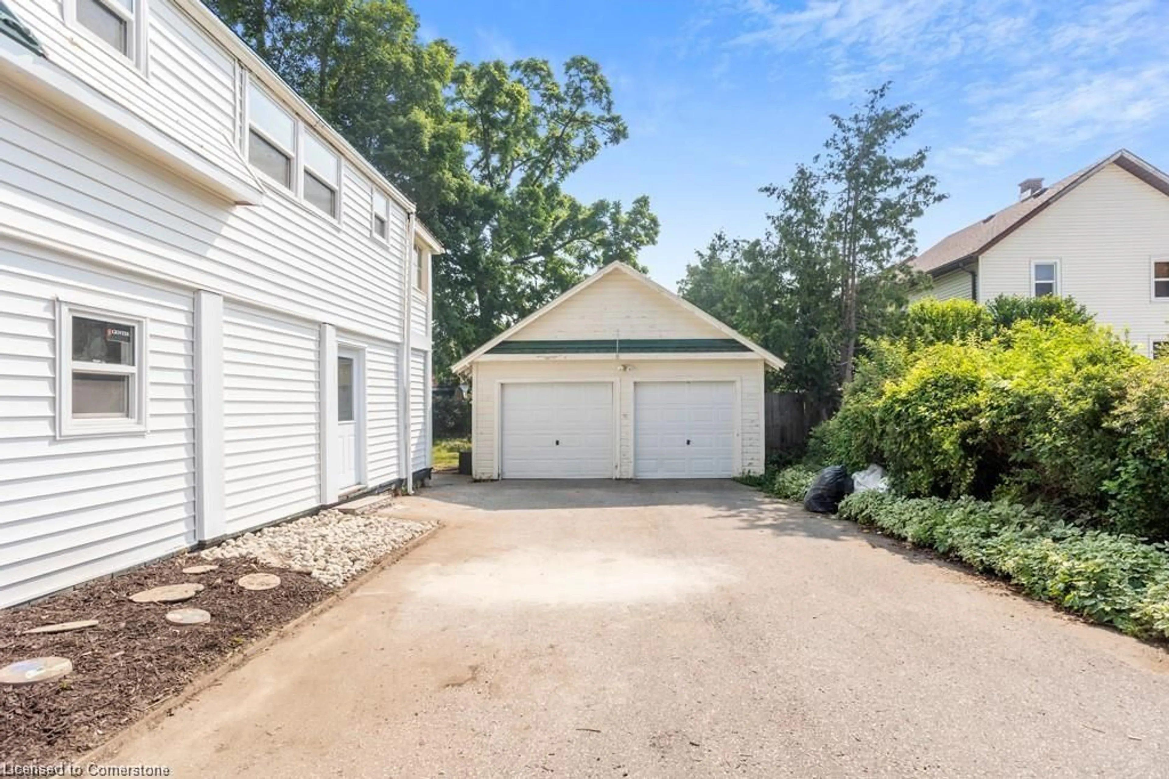 Indoor garage for 89 Talbot St, Simcoe Ontario N3Y 2Z4