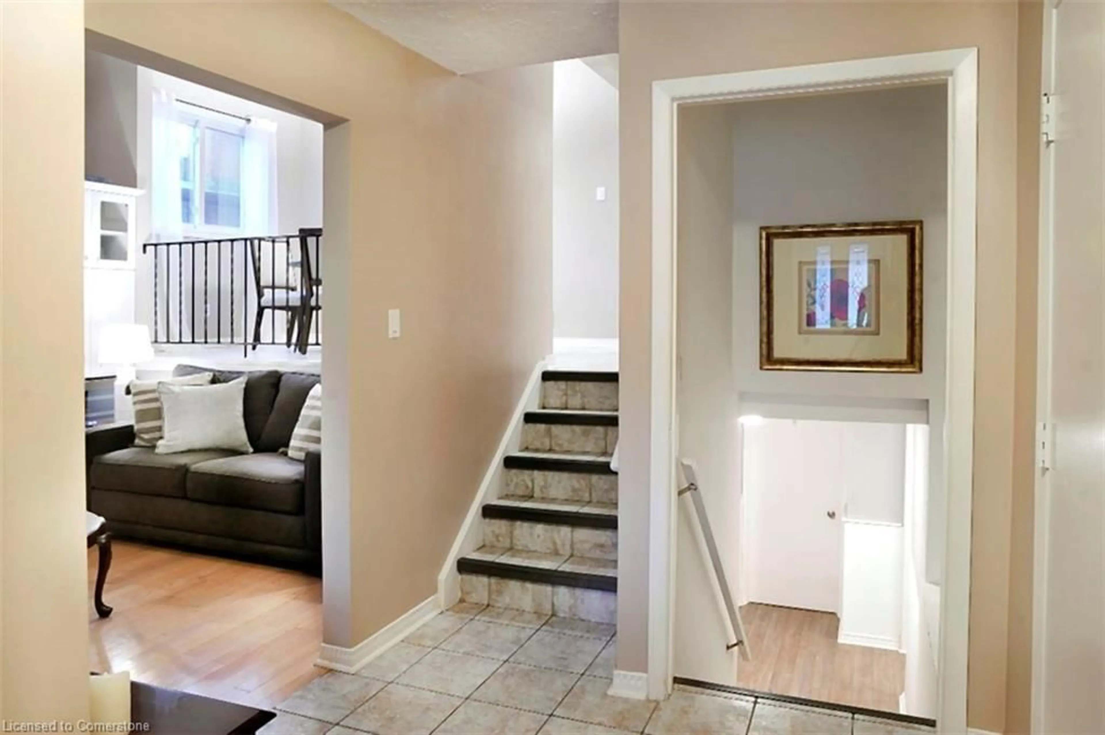 Indoor entryway for 63 Saxony Cir, Cambridge Ontario N1S 4G6