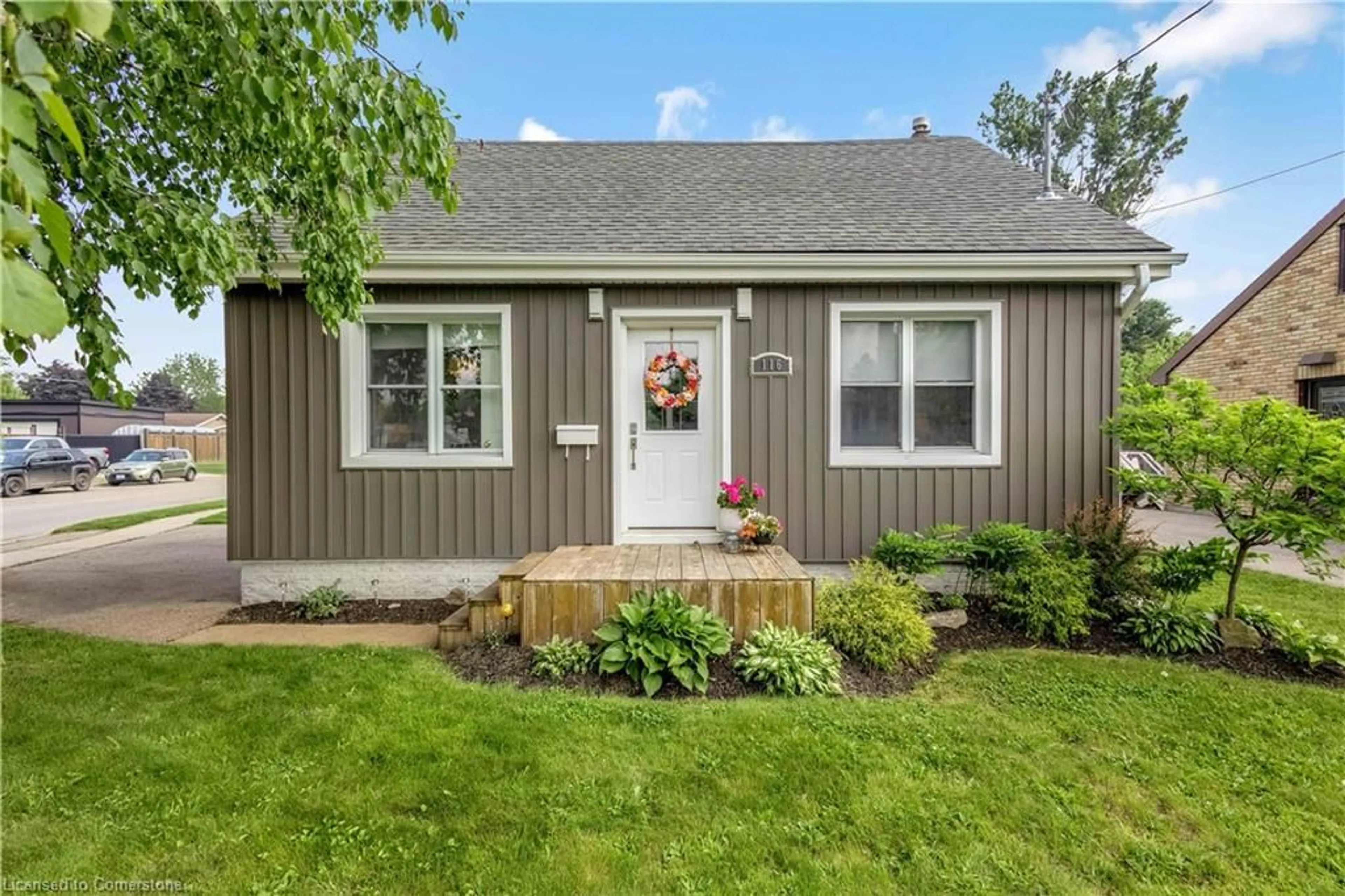 Home with vinyl exterior material, street for 116 Silver St, Paris Ontario N3L 1V4