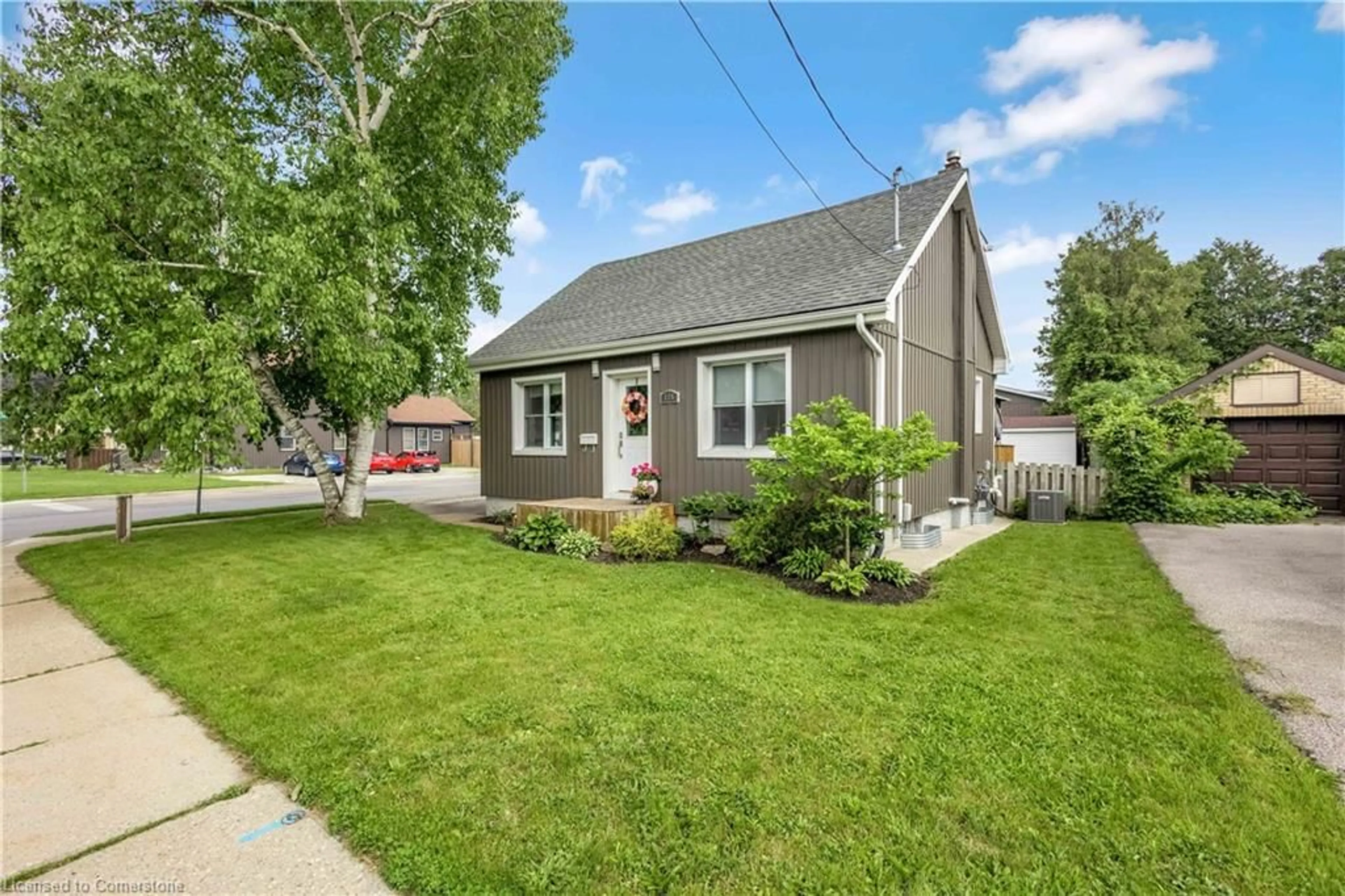 Home with vinyl exterior material, street for 116 Silver St, Paris Ontario N3L 1V4