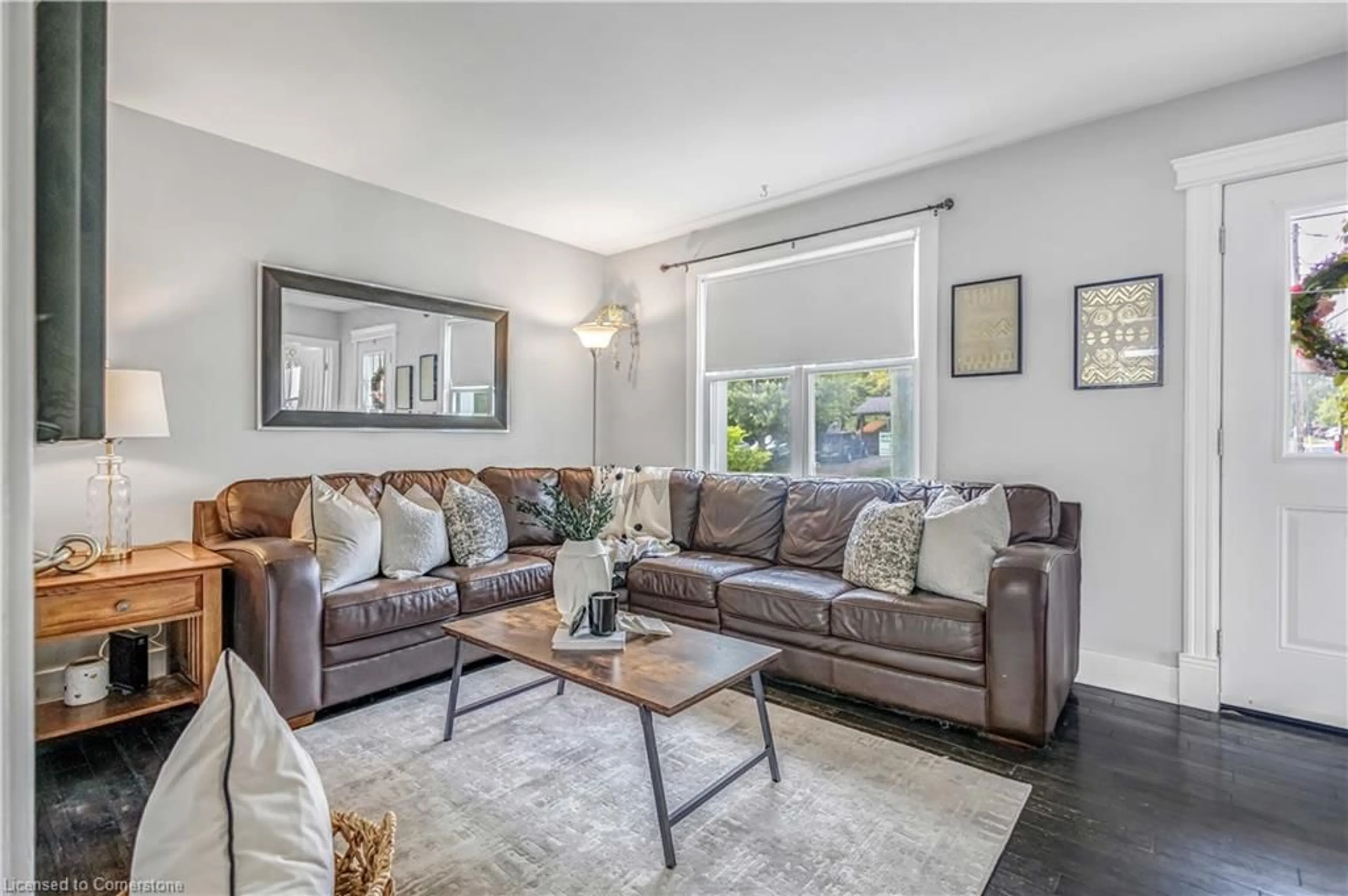 Living room with furniture, unknown for 116 Silver St, Paris Ontario N3L 1V4