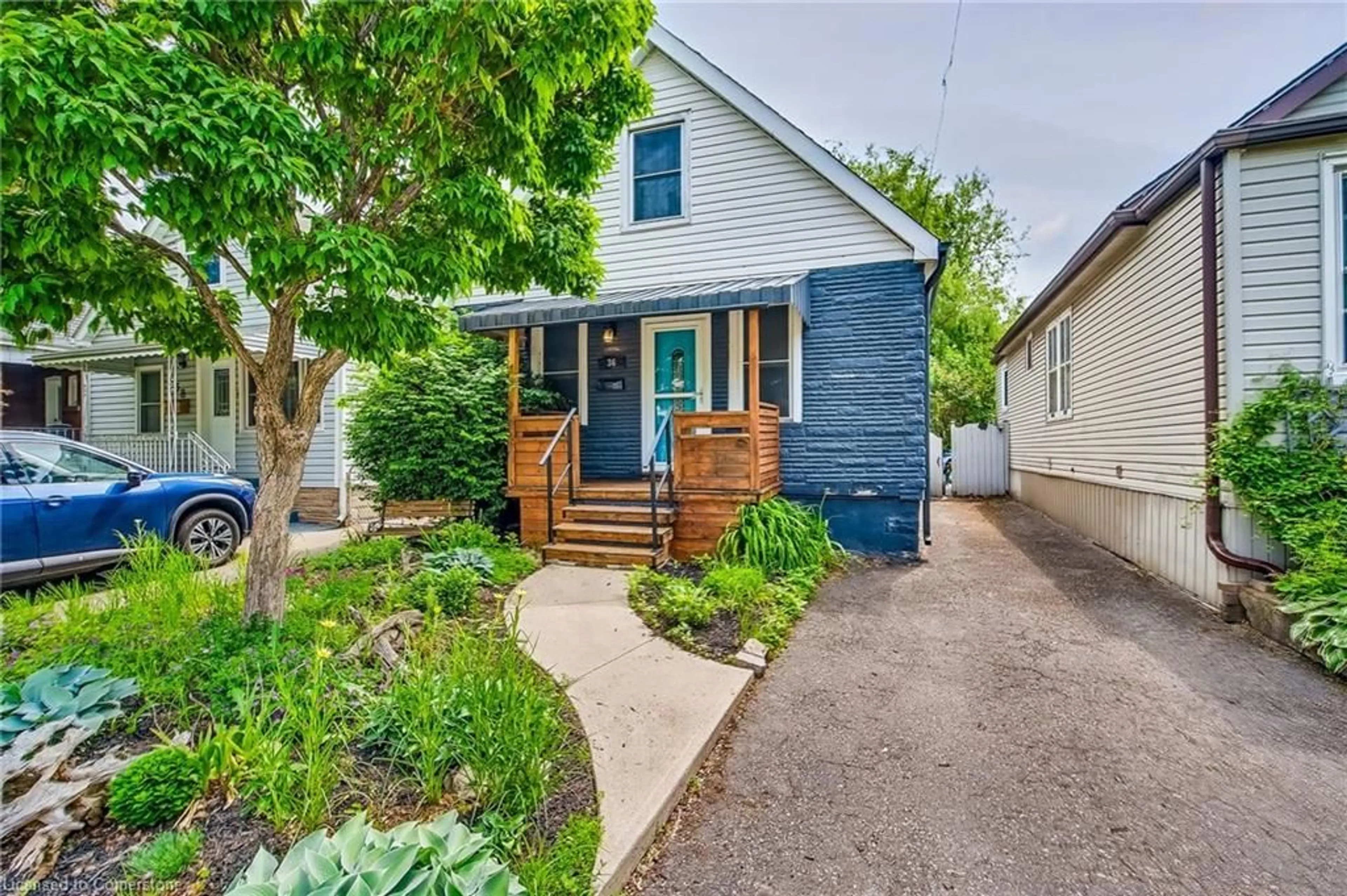 Home with vinyl exterior material, street for 36 Barons Ave, Hamilton Ontario L8H 5A2