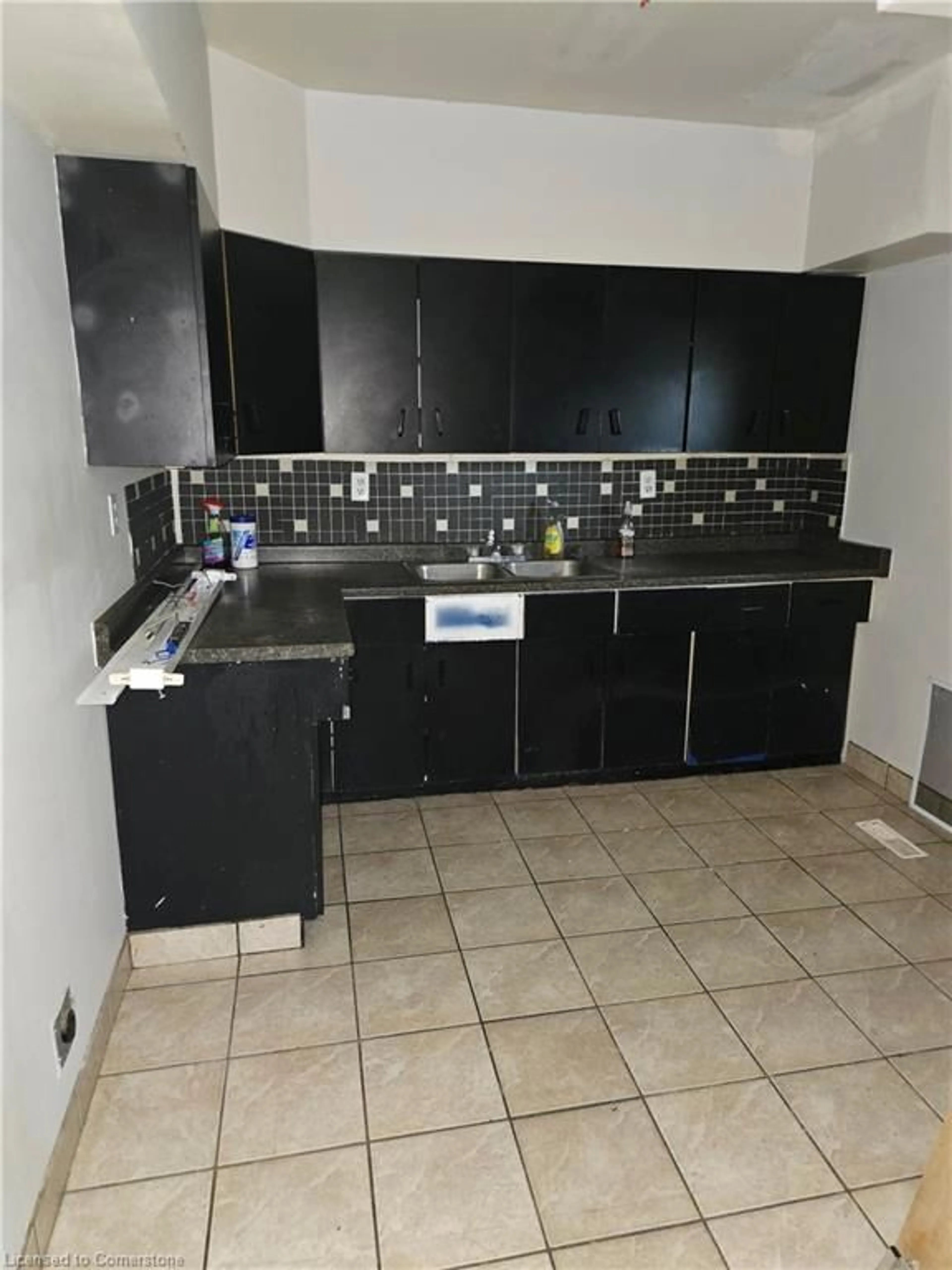 Standard kitchen, ceramic/tile floor for 15 Shade St, Cambridge Ontario N1R 4J6