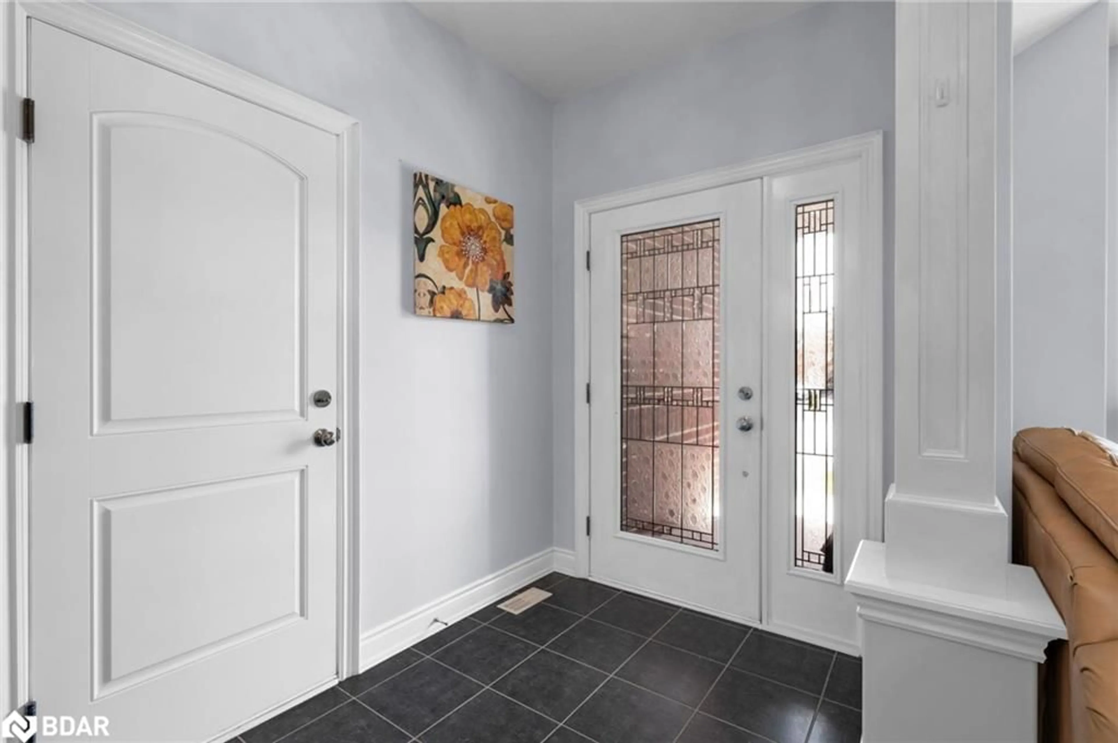 Indoor entryway for 60 Brownley Lane Lane, Angus Ontario L3W 0P9