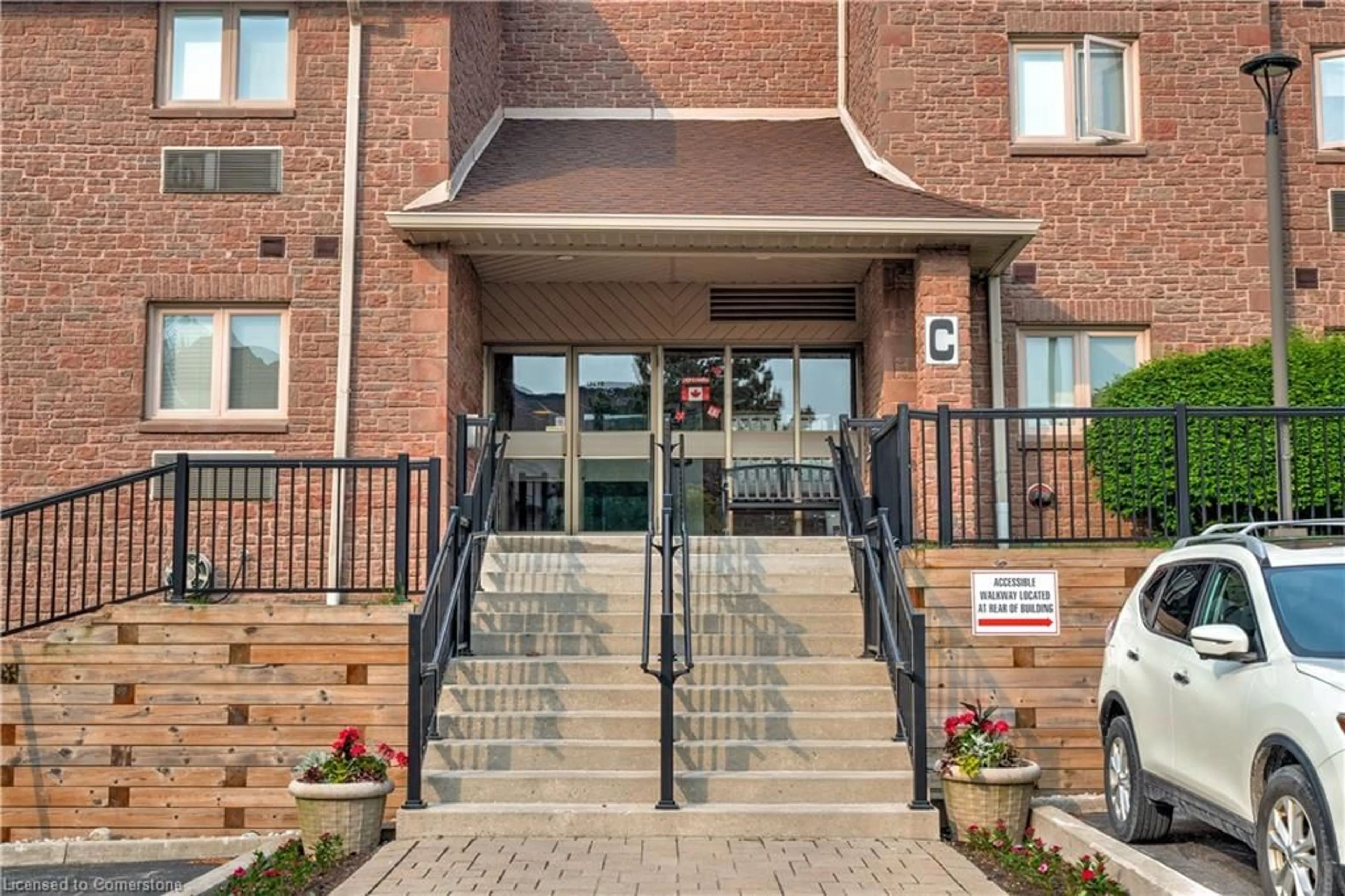 Indoor foyer for 3050 Pinemeadow Dr #55, Burlington Ontario L7M 3X5