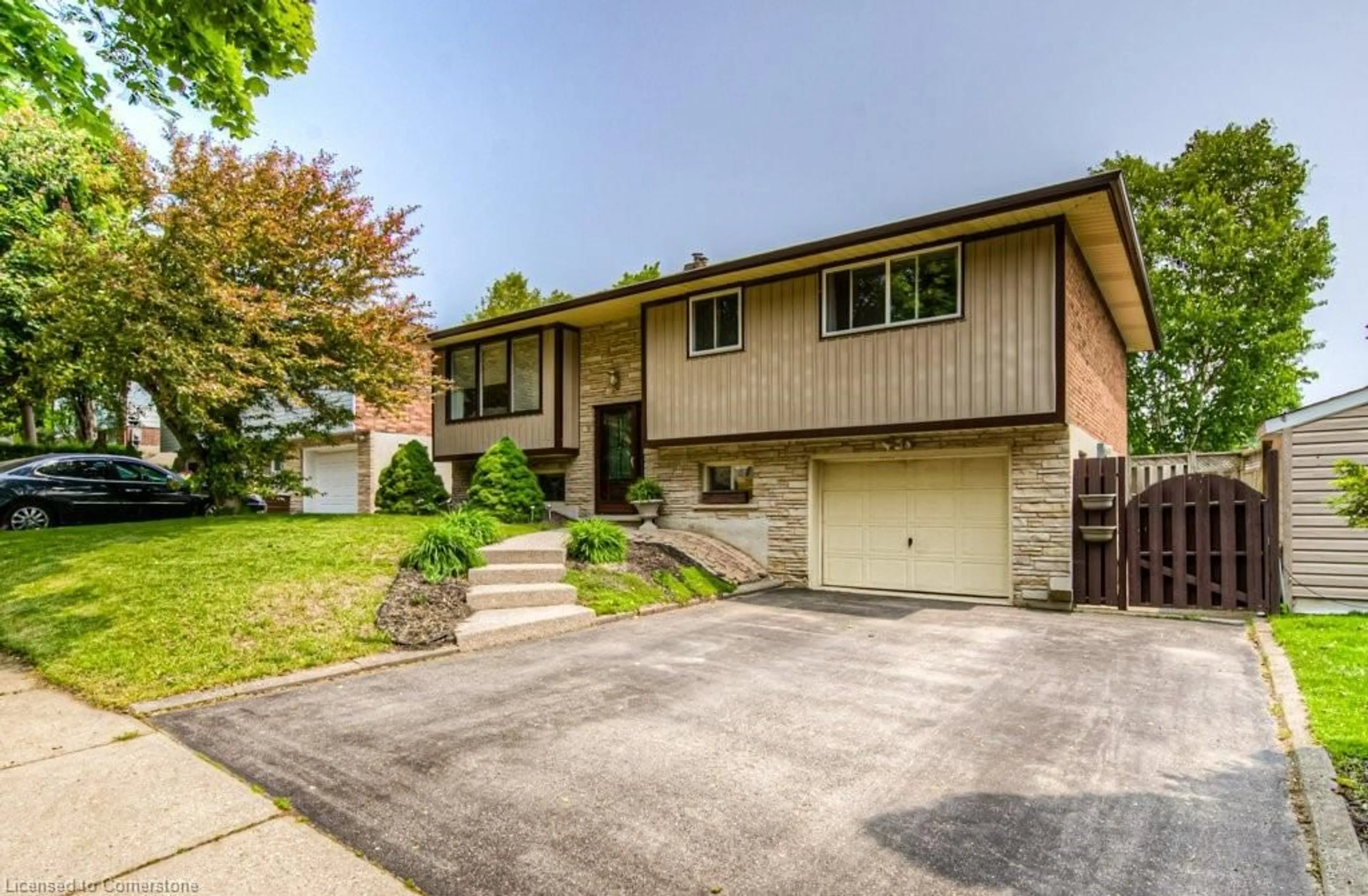 Home with brick exterior material, street for 11 Coach Hill Dr, Kitchener Ontario N2E 1N7