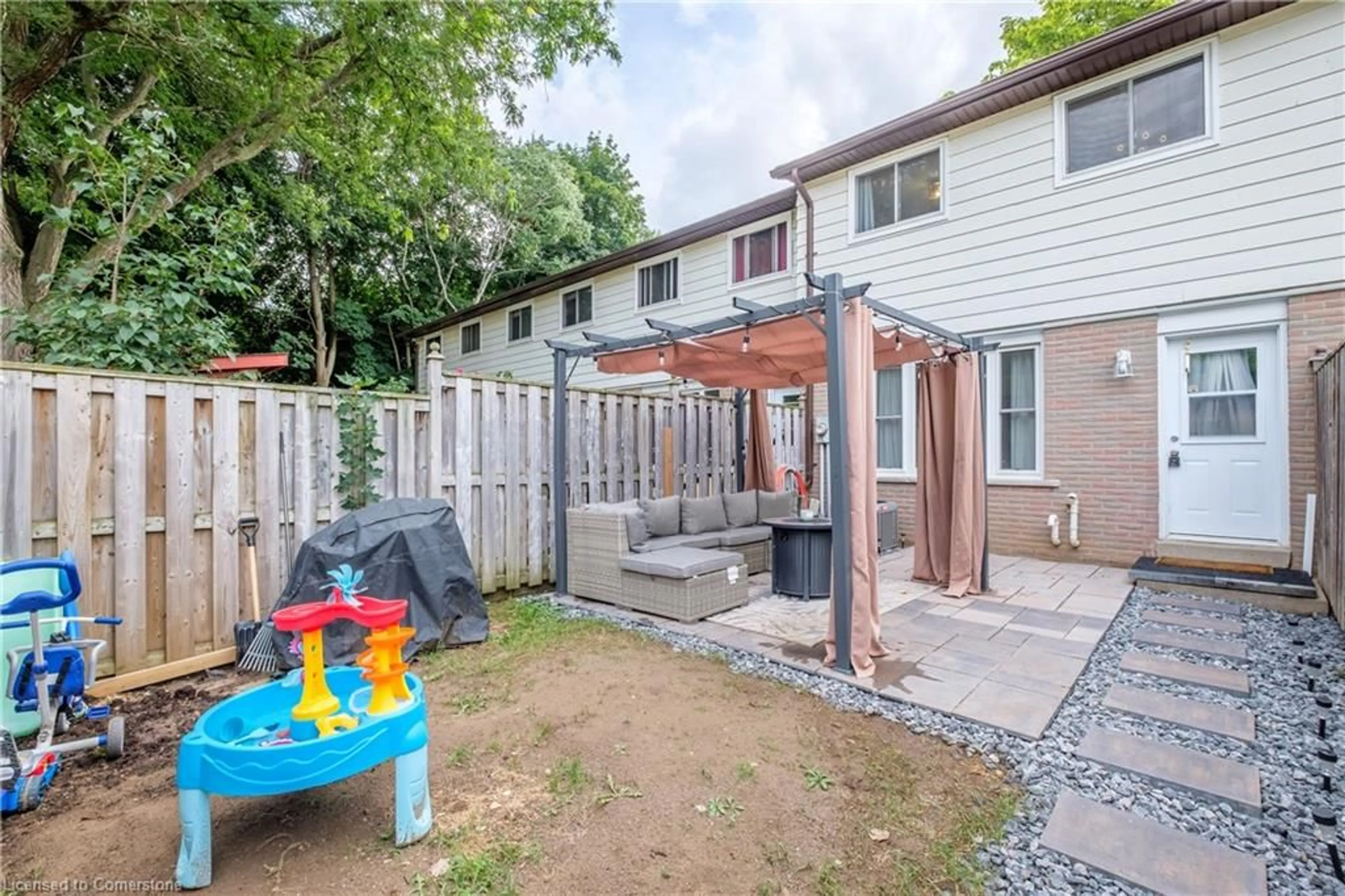 Patio, street for 379 Darling St #17, Brantford Ontario N3S 7G4