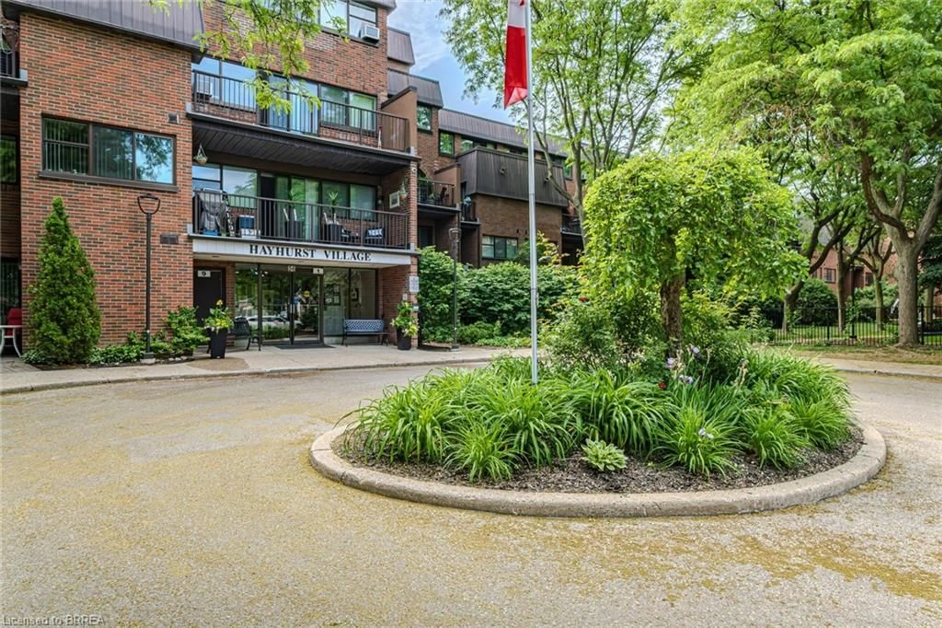 Patio, unknown for 36 Hayhurst Rd #316, Brantford Ontario N3R 6Y9