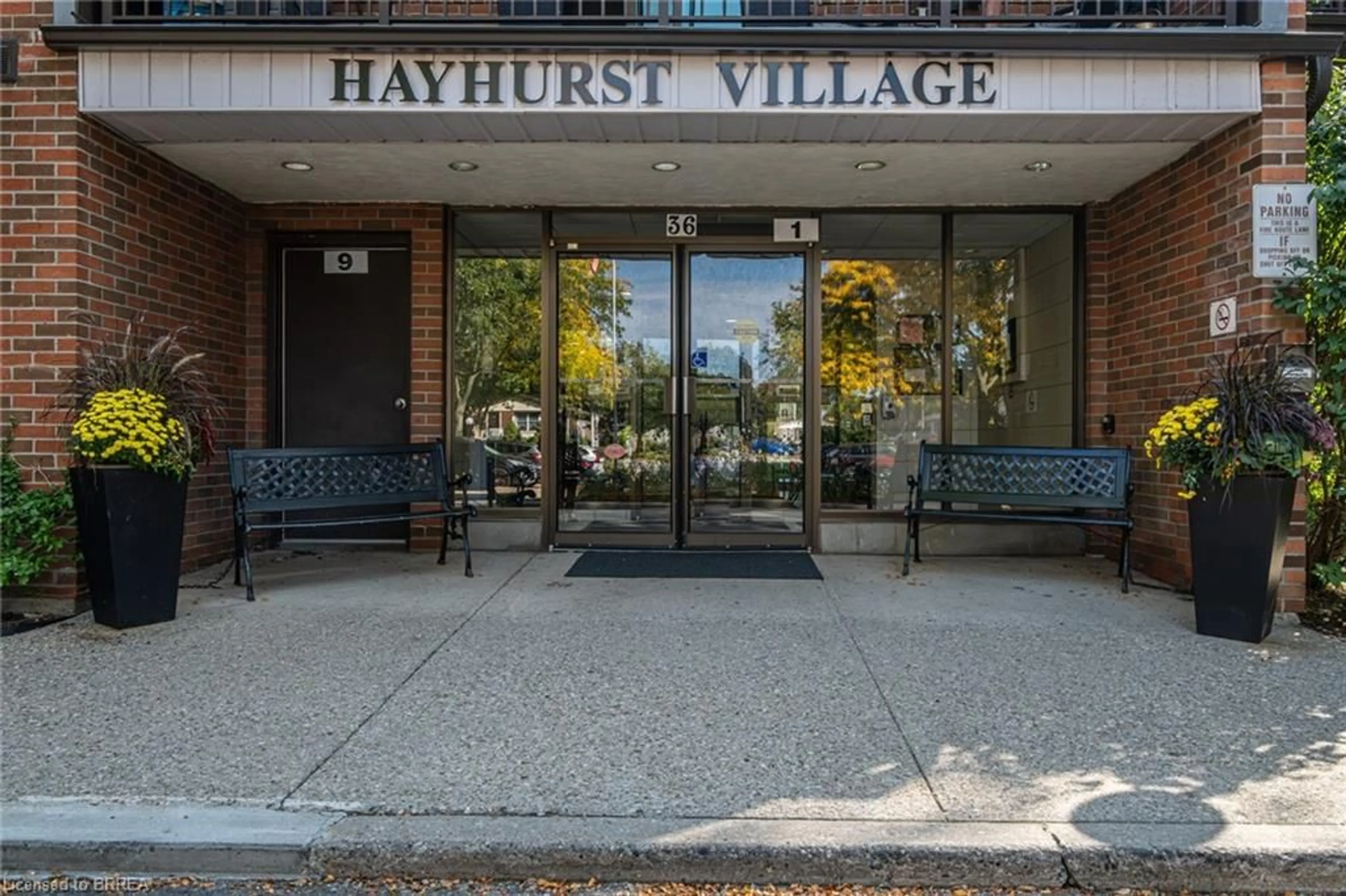 Indoor foyer for 36 Hayhurst Rd #316, Brantford Ontario N3R 6Y9