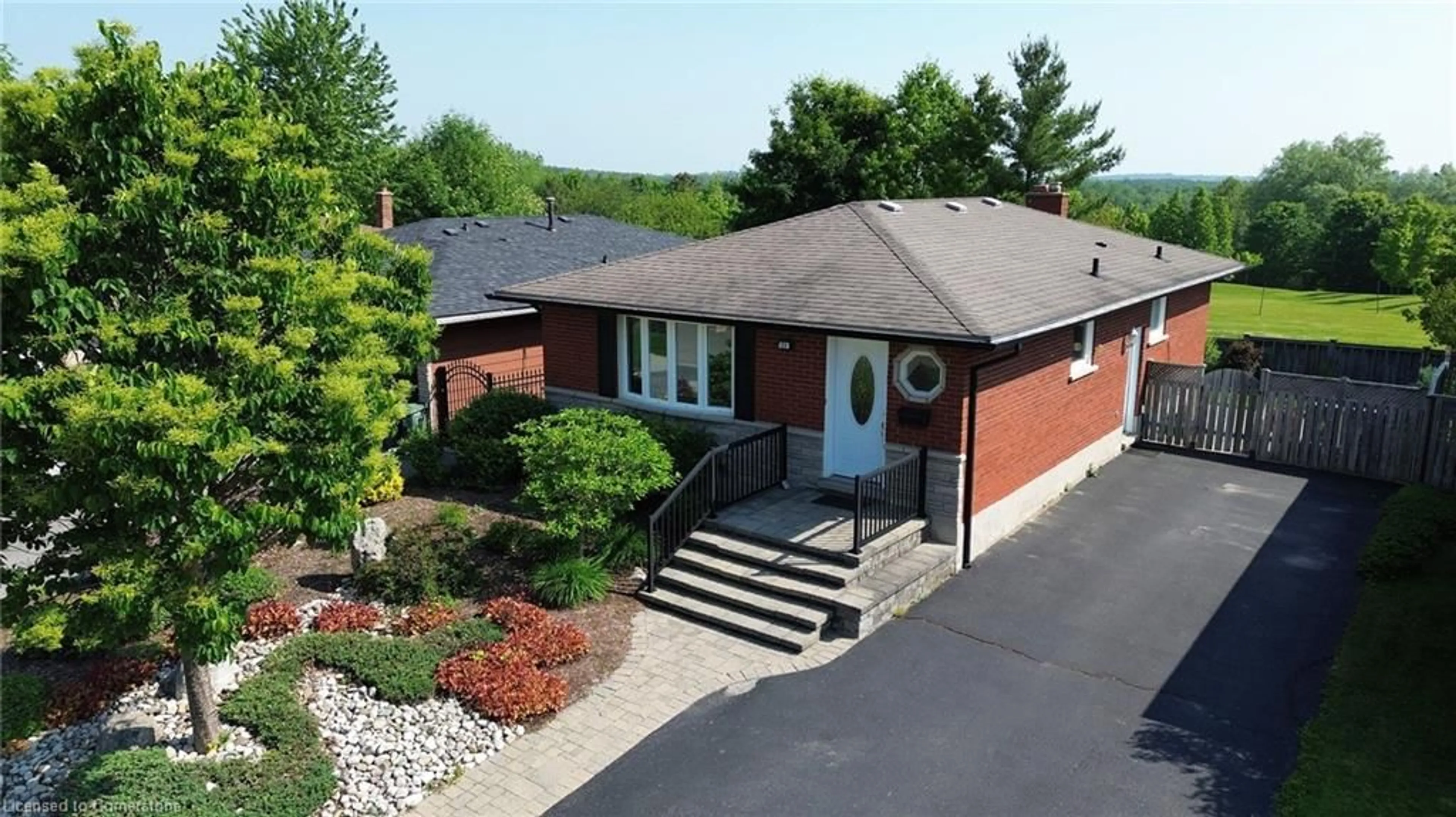 A pic from outside/outdoor area/front of a property/back of a property/a pic from drone, unknown for 39 Muskoka Dr, Guelph Ontario N1E 3M8