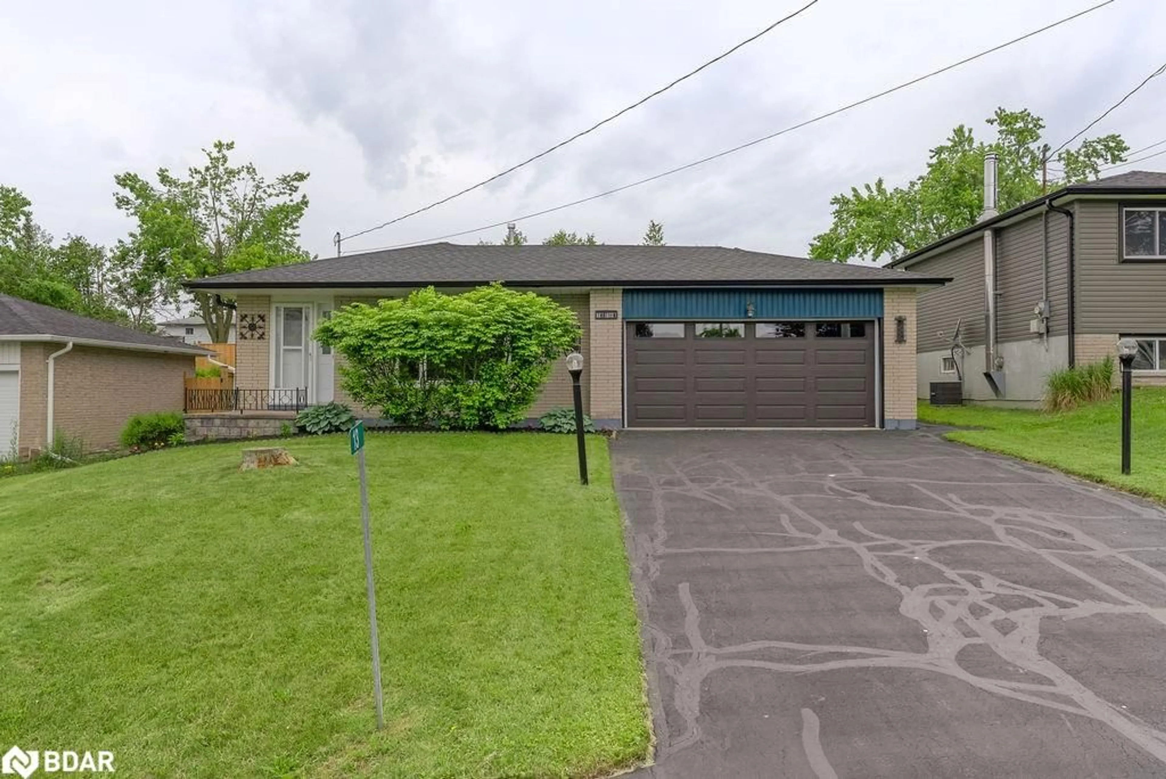 A pic from outside/outdoor area/front of a property/back of a property/a pic from drone, street for 13 Mohawk Dr, Lindsay Ontario K9V 0J1