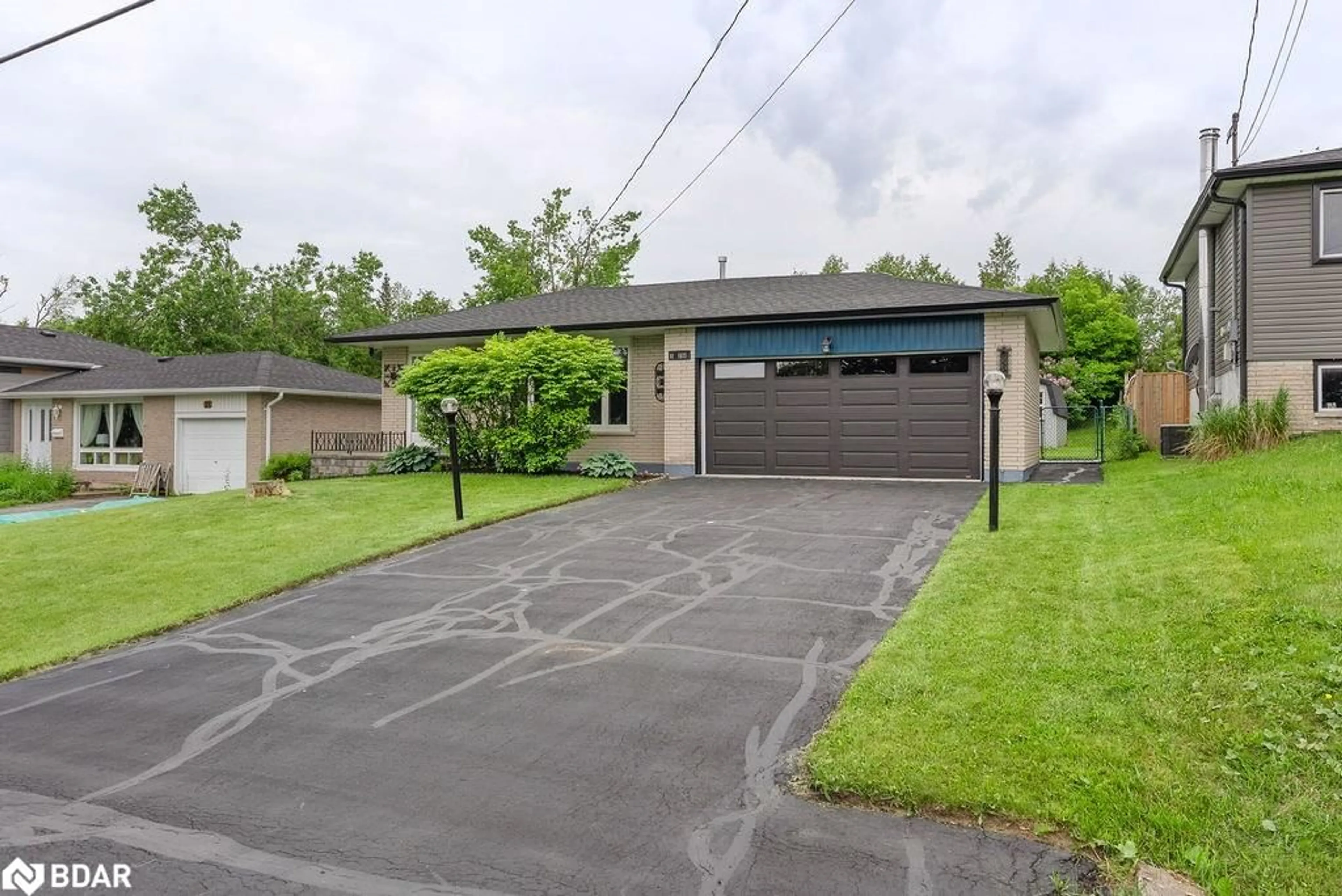 Indoor garage for 13 Mohawk Dr, Lindsay Ontario K9V 0J1