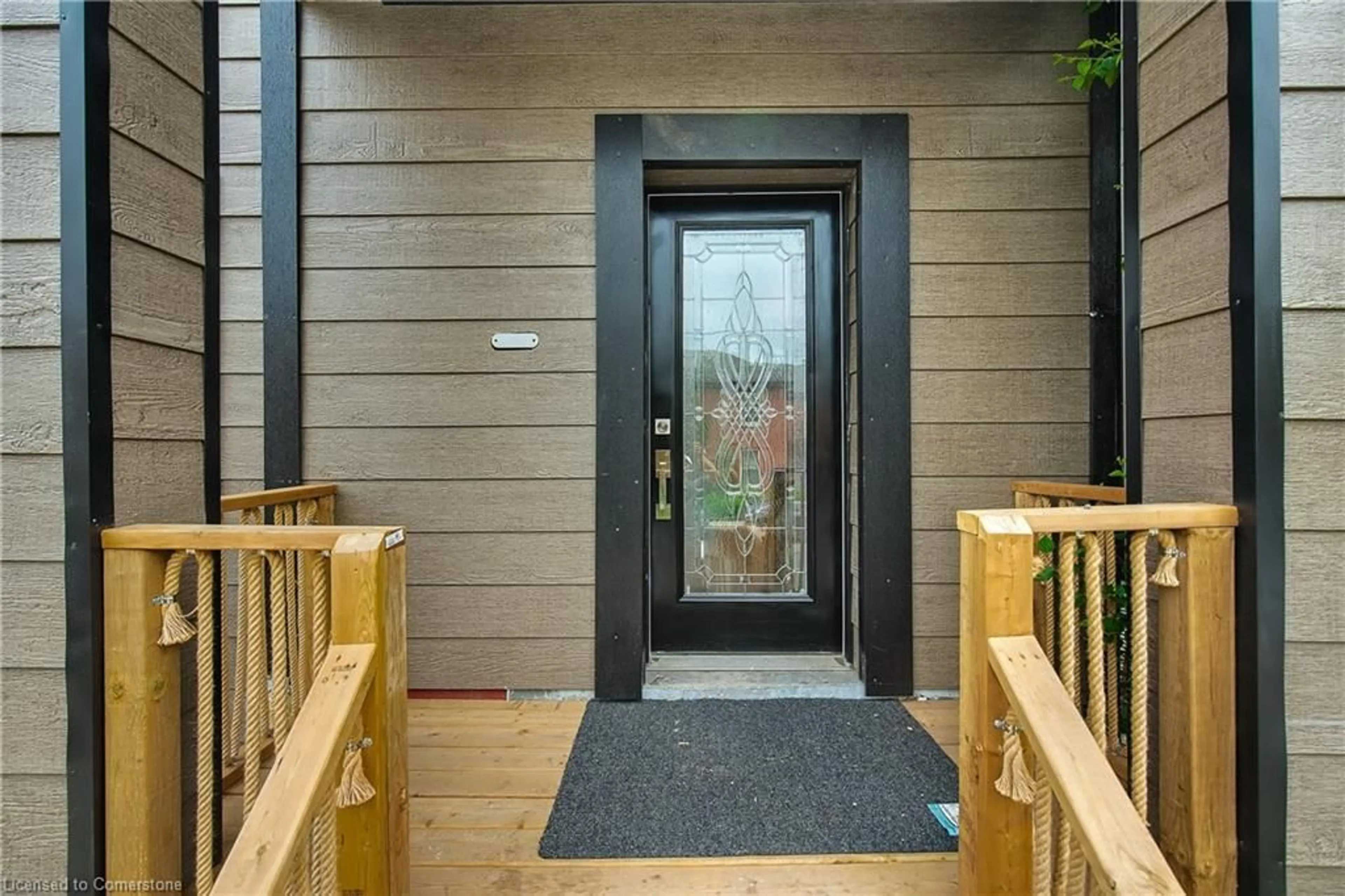 Indoor entryway for 111 Wellington St, Hamilton Ontario L8N 2R3