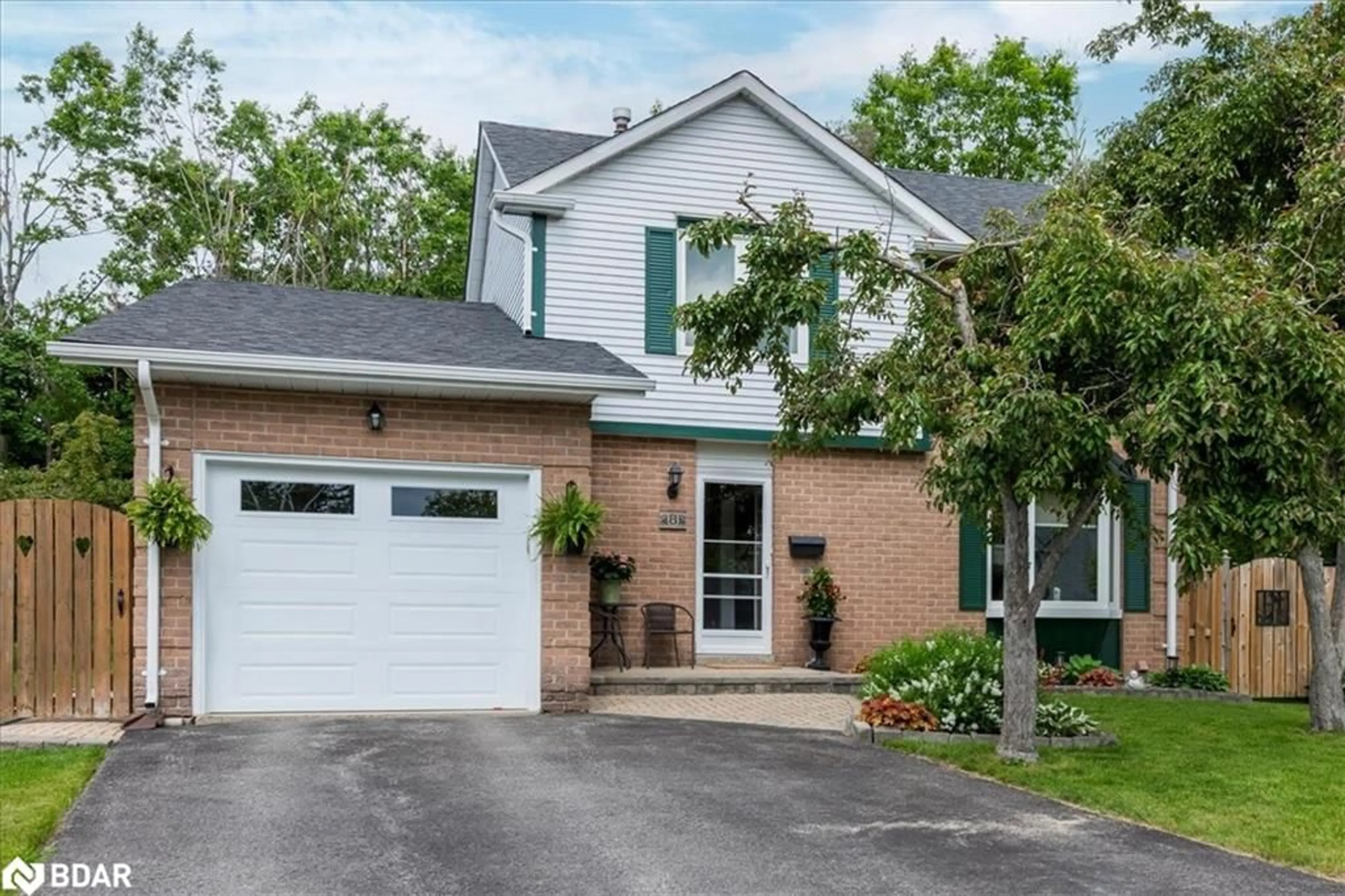 Home with brick exterior material, street for 8 Bethune Pl, Barrie Ontario L4N 4X7