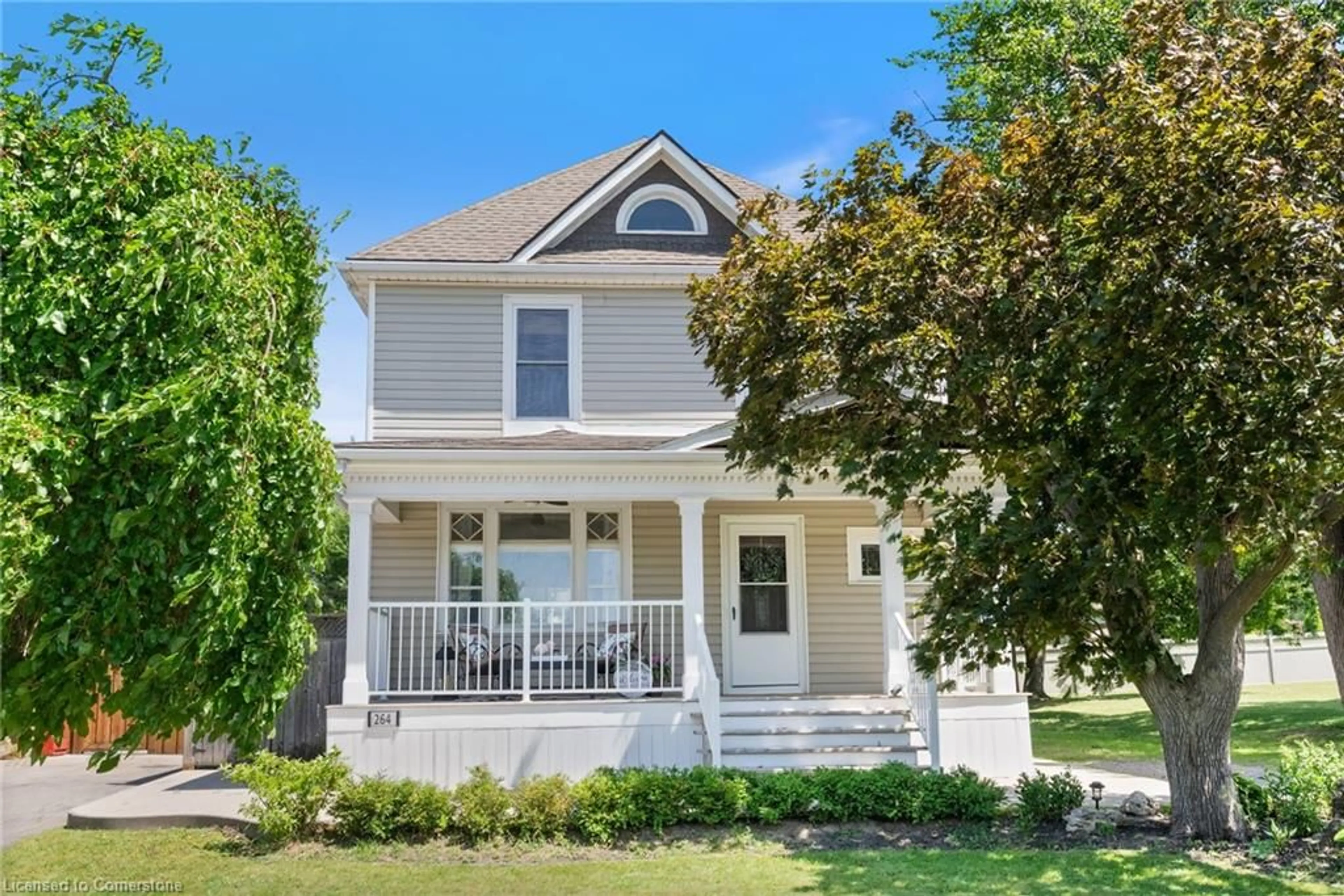 Home with vinyl exterior material, street for 264 Winona Rd, Stoney Creek Ontario L8E 5L3