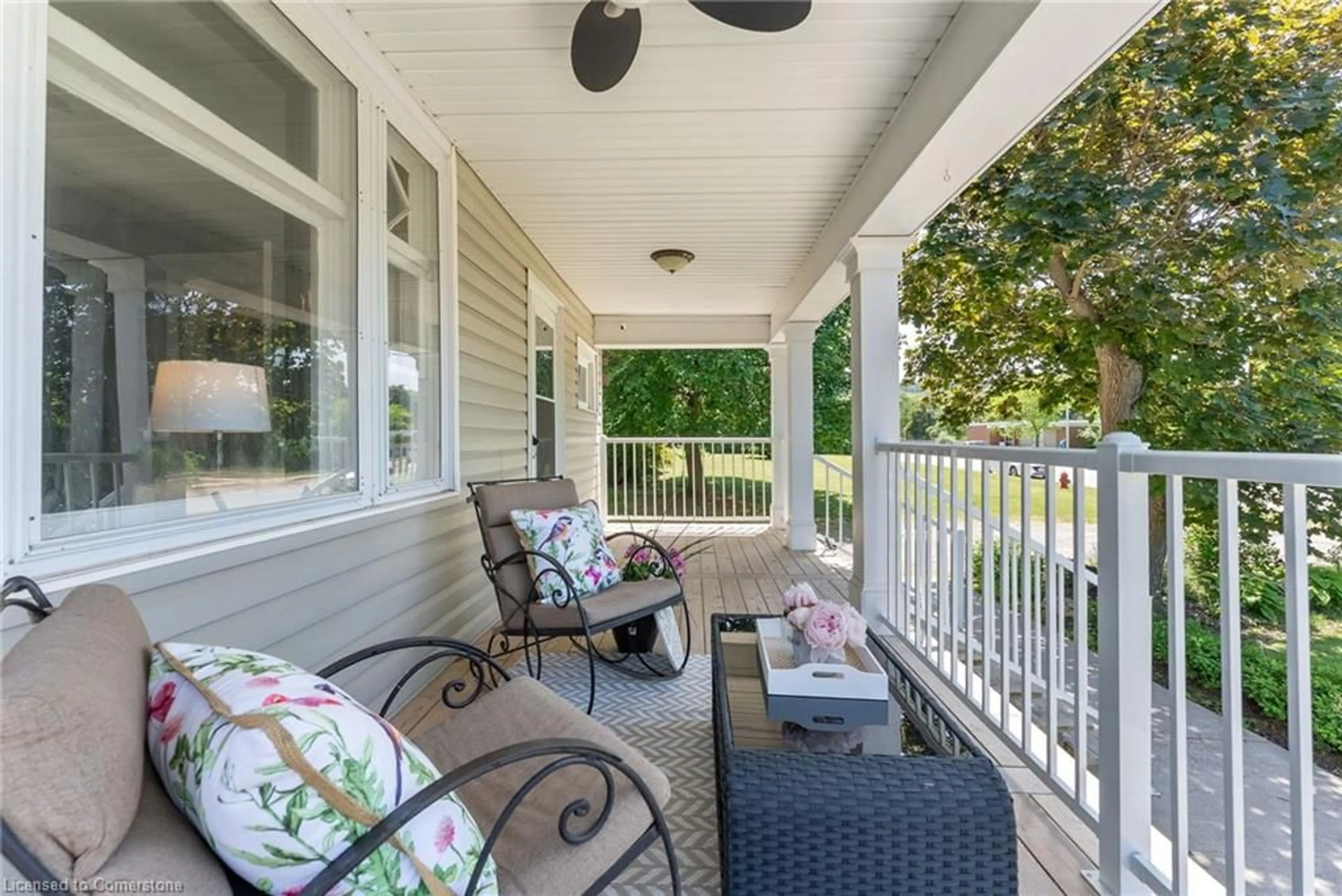 Patio, street for 264 Winona Rd, Stoney Creek Ontario L8E 5L3