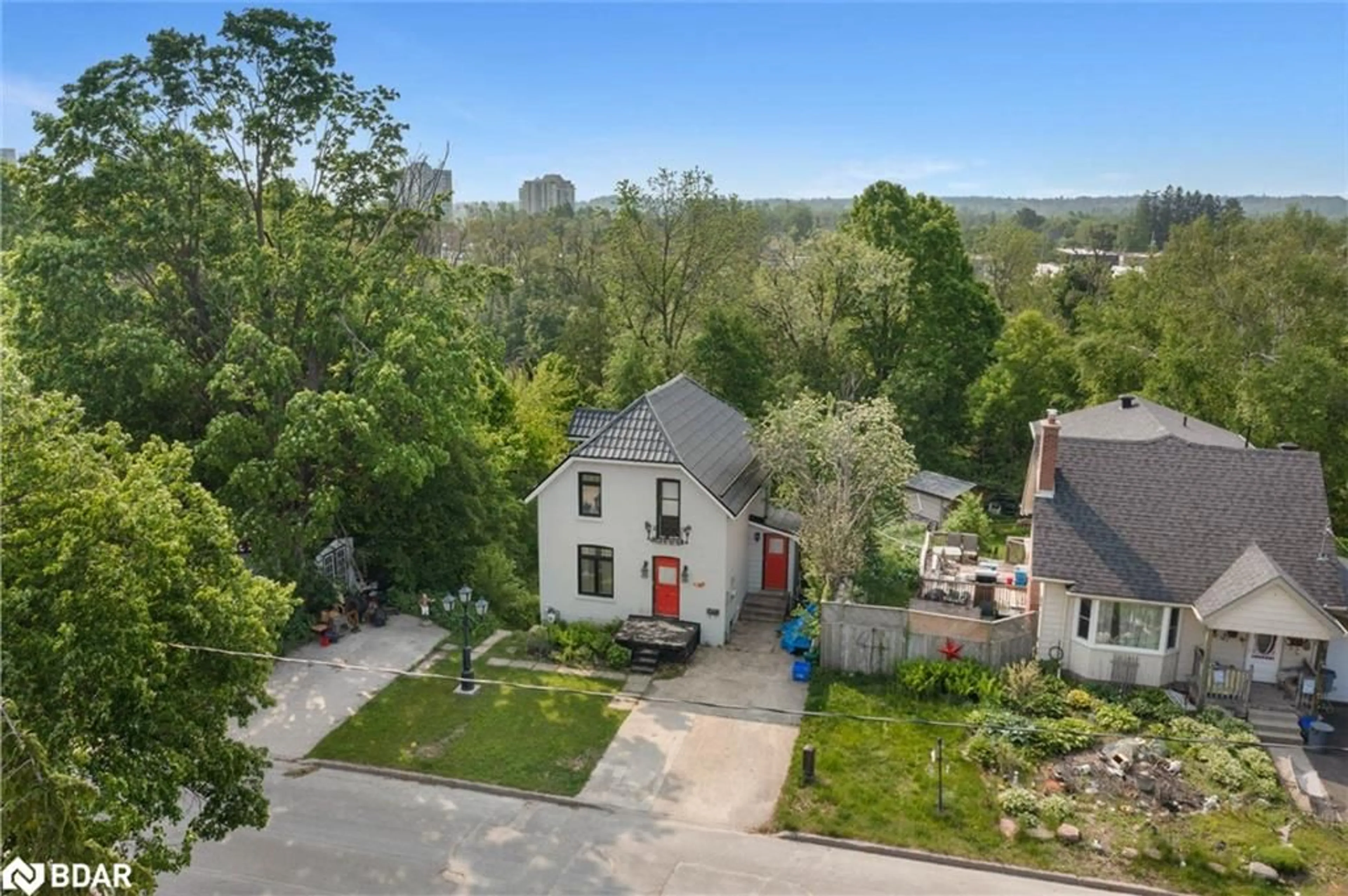 A pic from outside/outdoor area/front of a property/back of a property/a pic from drone, street for 43 Perry St, Barrie Ontario L4N 2G2