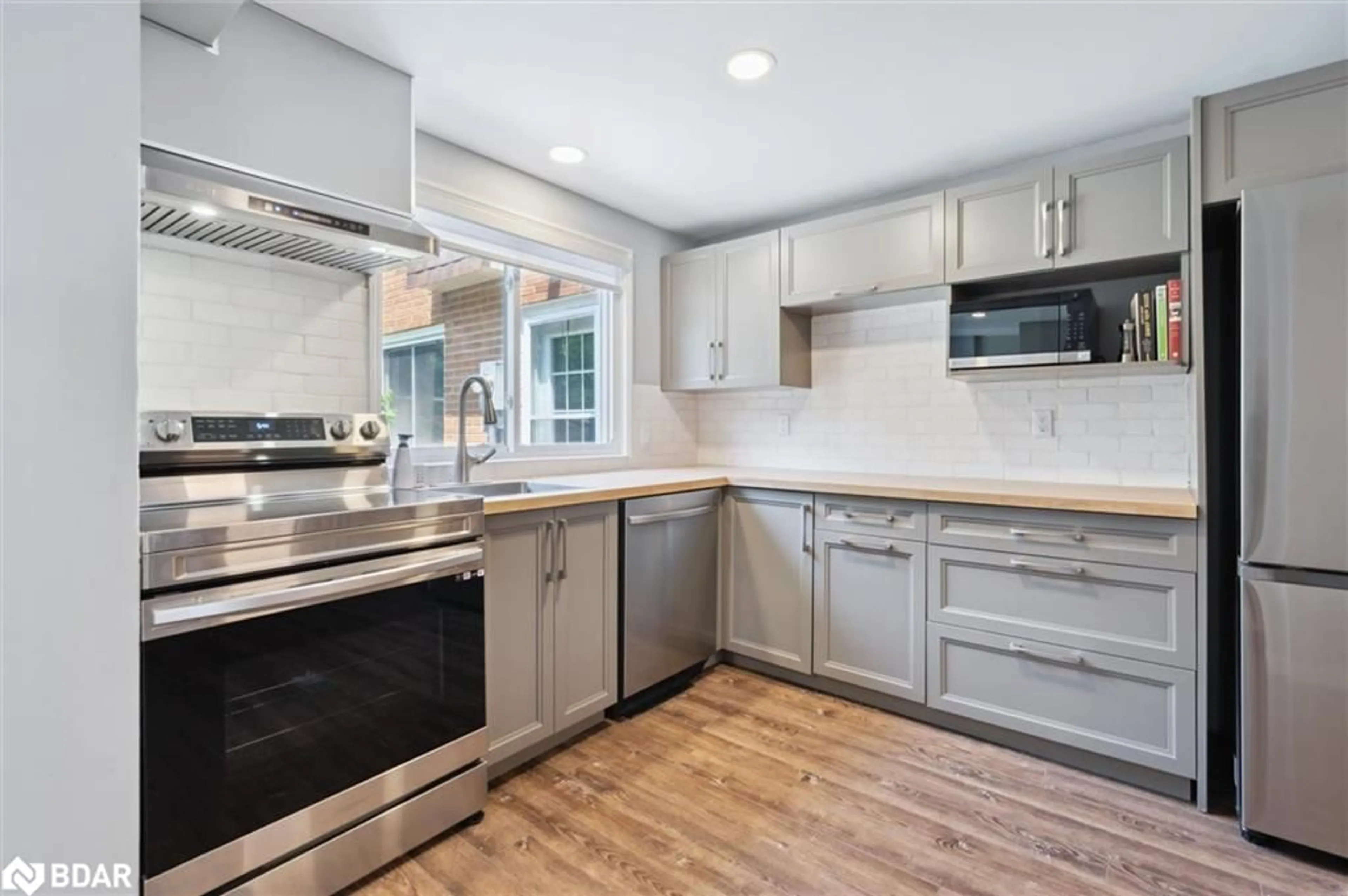 Open concept kitchen, ceramic/tile floor for 120 Country Club Dr #16, Guelph Ontario N1E 3K7
