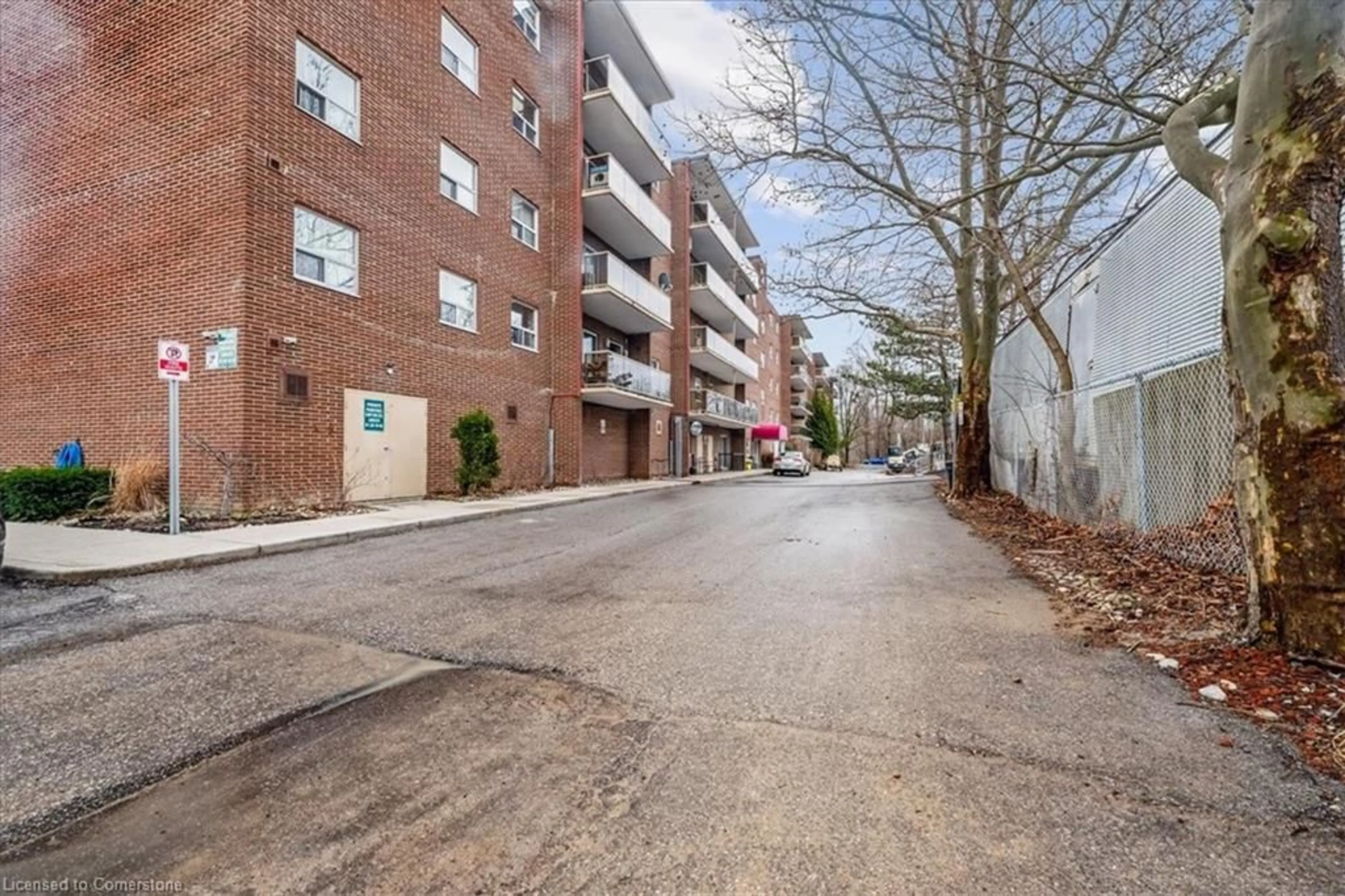 Patio, street for 793 Colborne St #107, Brantford Ontario N3S 7J3