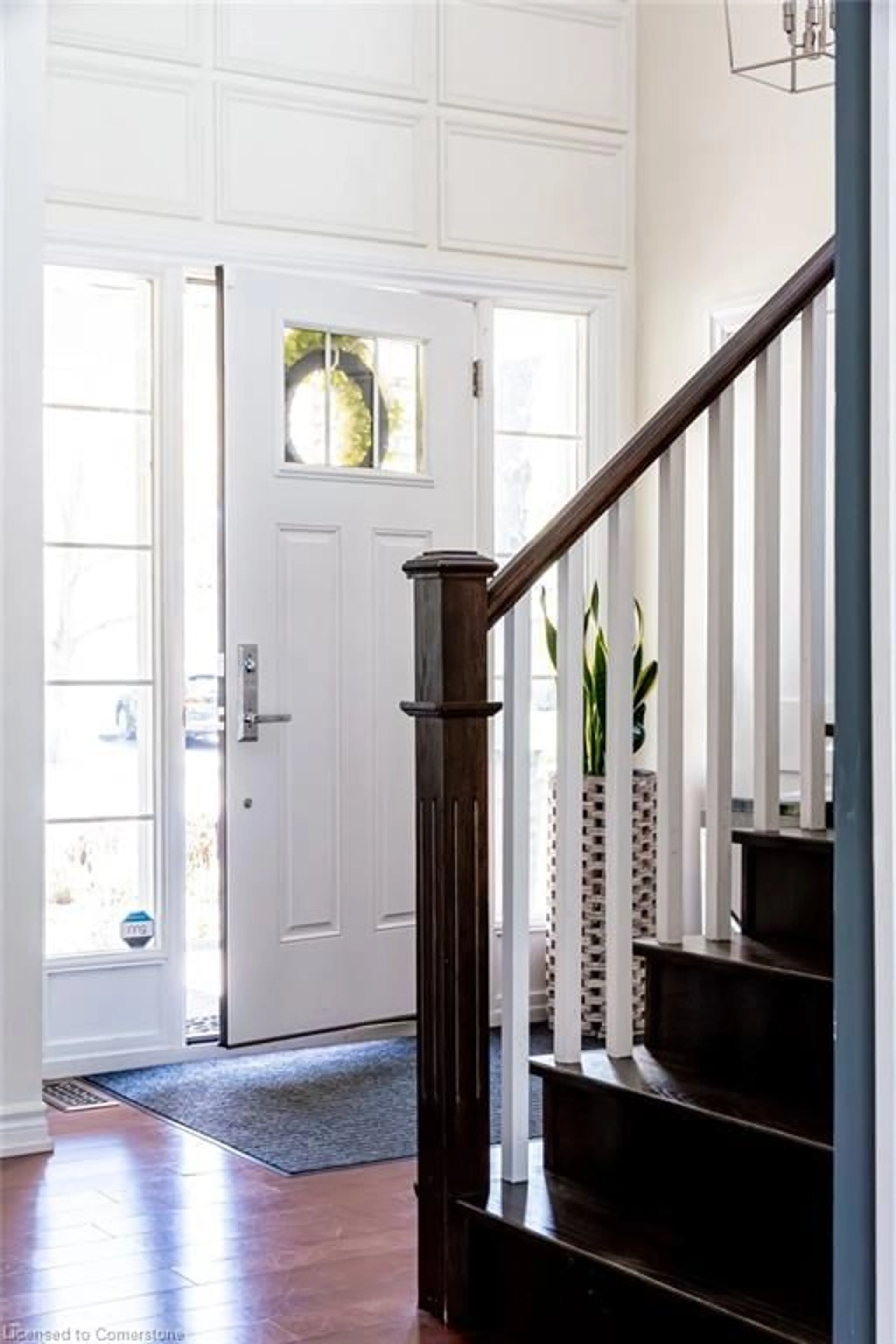 Indoor entryway for 202 Willowridge Crt, Oakville Ontario L6L 5J2