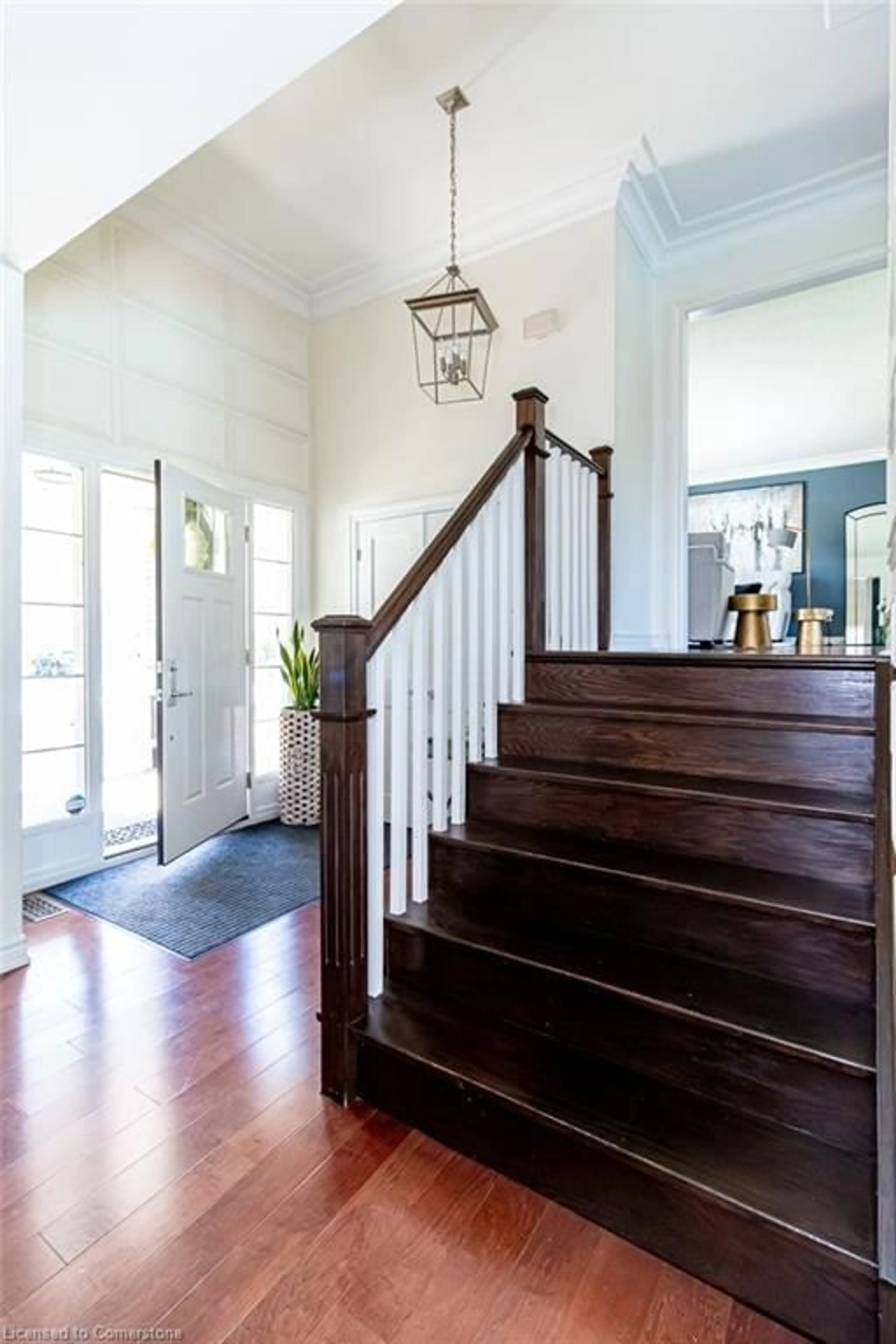 Indoor entryway for 202 Willowridge Crt, Oakville Ontario L6L 5J2