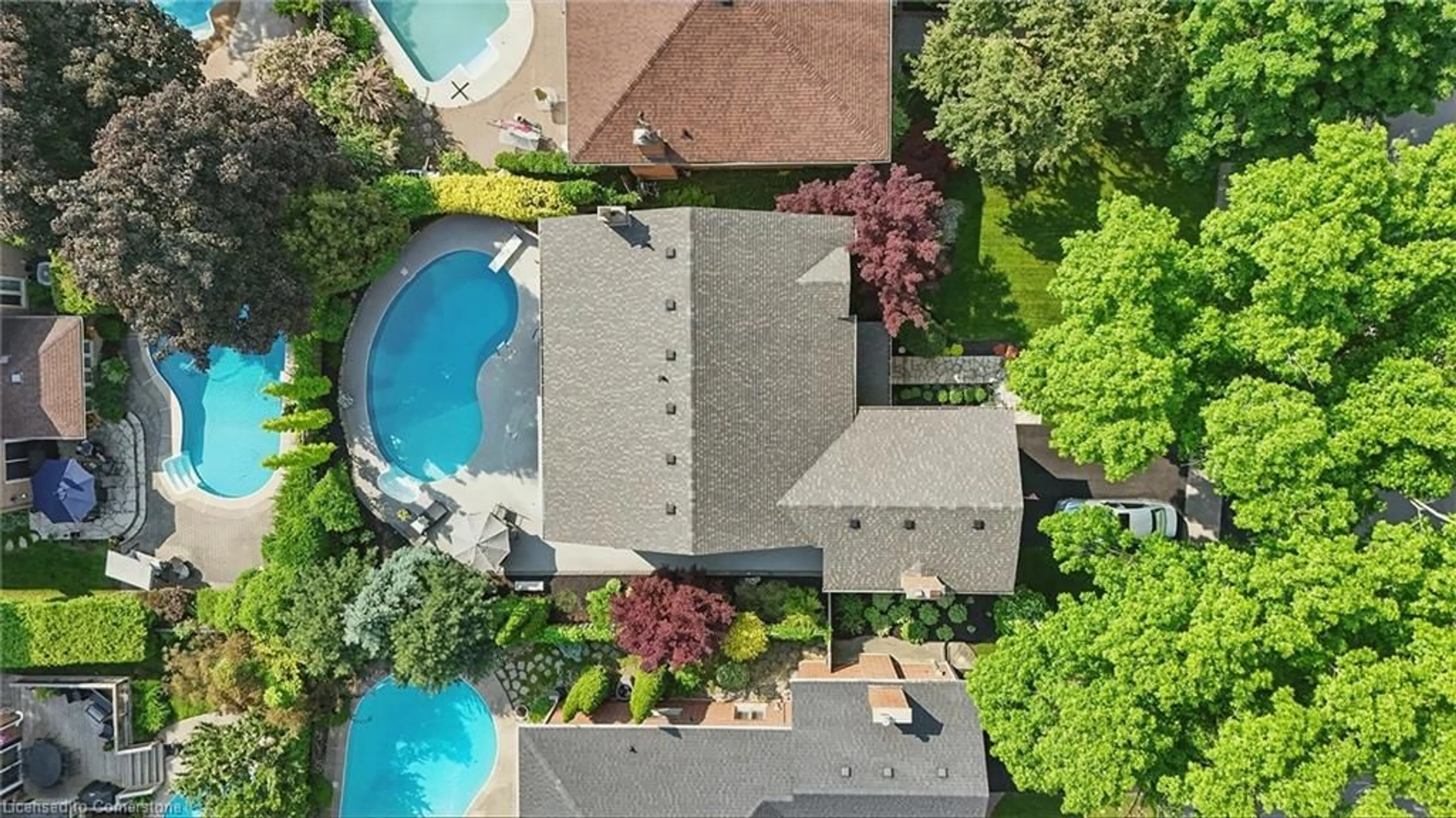 A pic from outside/outdoor area/front of a property/back of a property/a pic from drone, street for 402 Barclay Cres, Oakville Ontario L6J 6H9